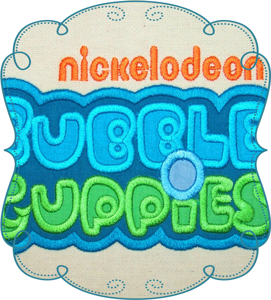 Nickelodeon 水泡小魚繡花 壁紙 — 帶有紋理布料和橙色、藍色、綠色彩色刺繡字母的 Nickelodeon Bubble Guppies 刺繡標誌。