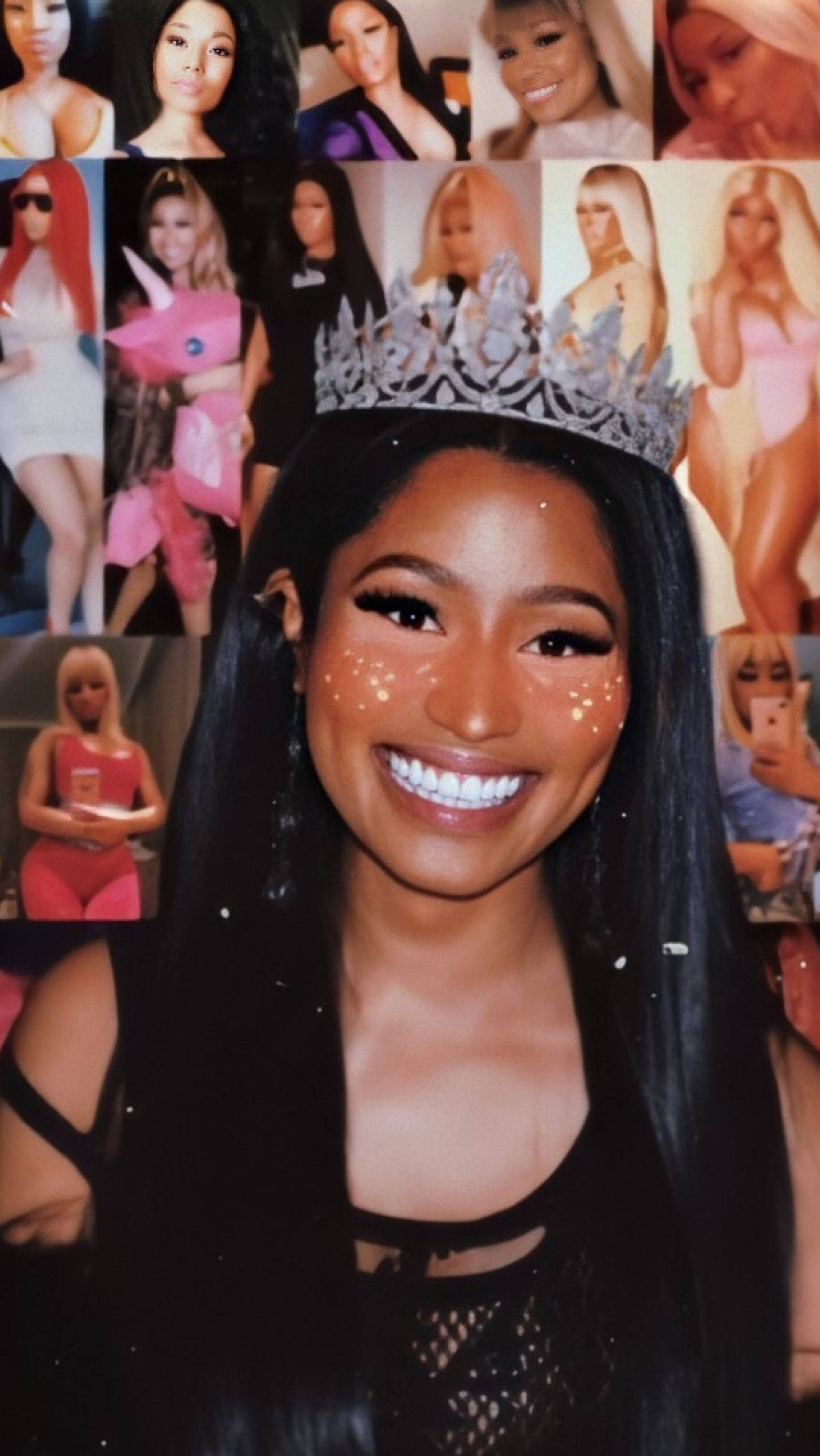 Nicki Minaj 戴皇冠 壁紙 — 一位微笑的女性，戴著閃亮的皇冠，臉上有閃粉，被她的照片拼貼畫環繞。