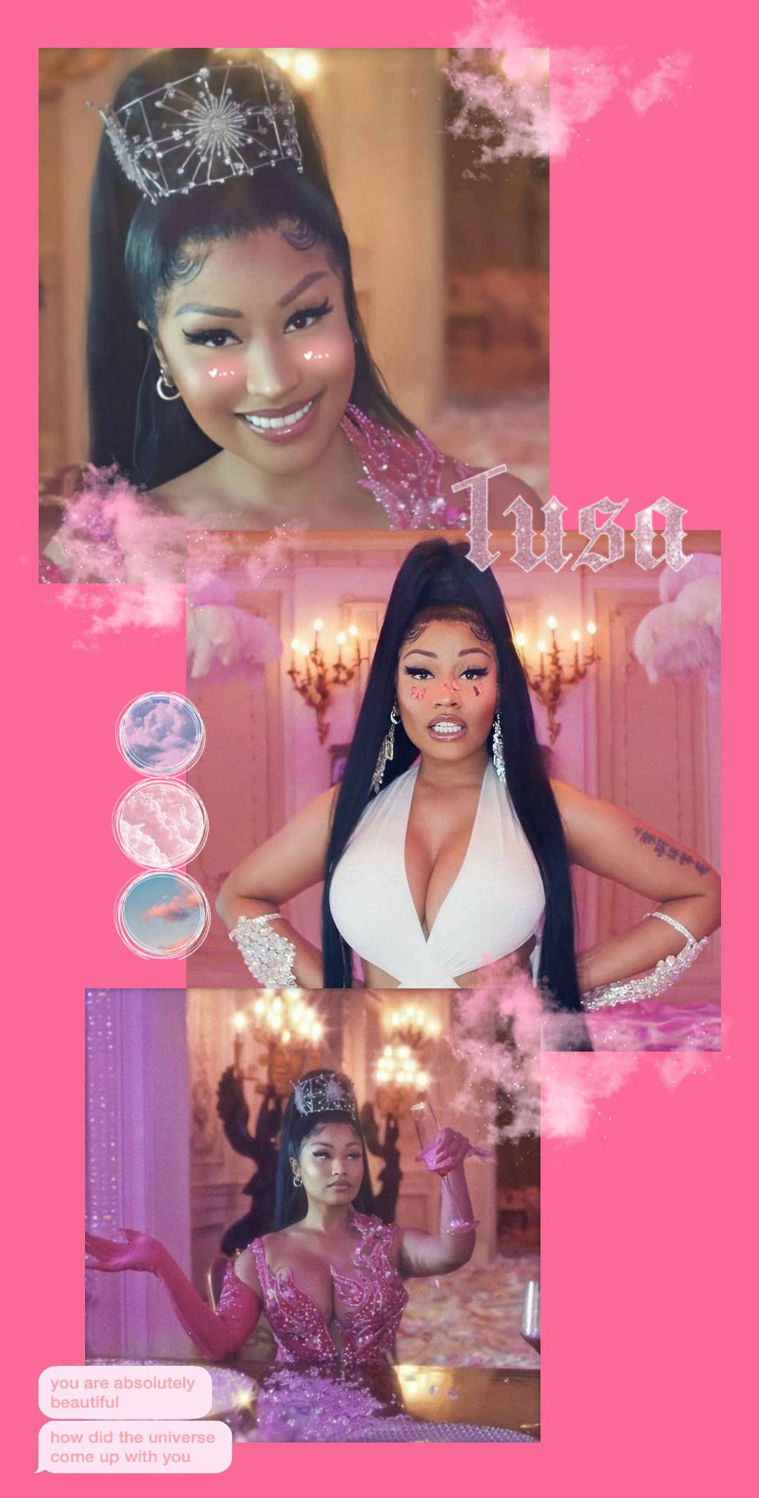 Nicki Minaj 時尚造型 壁紙 — 一位魅力四射的女性身穿閃亮的粉紅色和白色服裝，在華麗的粉紅色房間中自信地擺姿勢，房間內有吊燈和蓬鬆的雲朵裝飾。