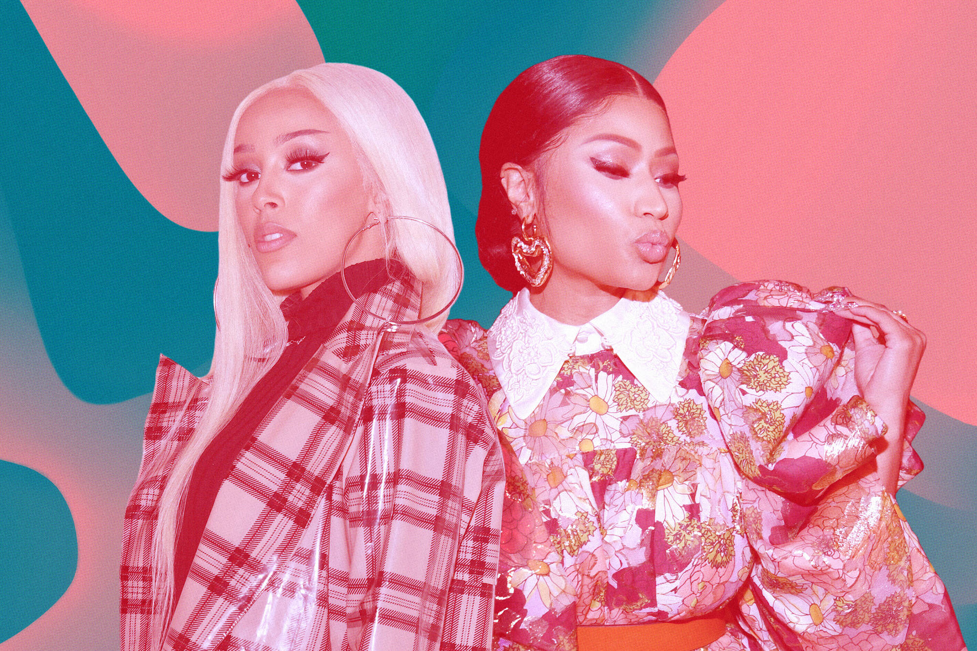 Nicki Minaj 與 Doja Cat 壁紙 — 兩位時尚女性在充滿活力的抽象背景前自信地擺姿勢，背景有鮮明的粉紅色和藍綠色形狀。