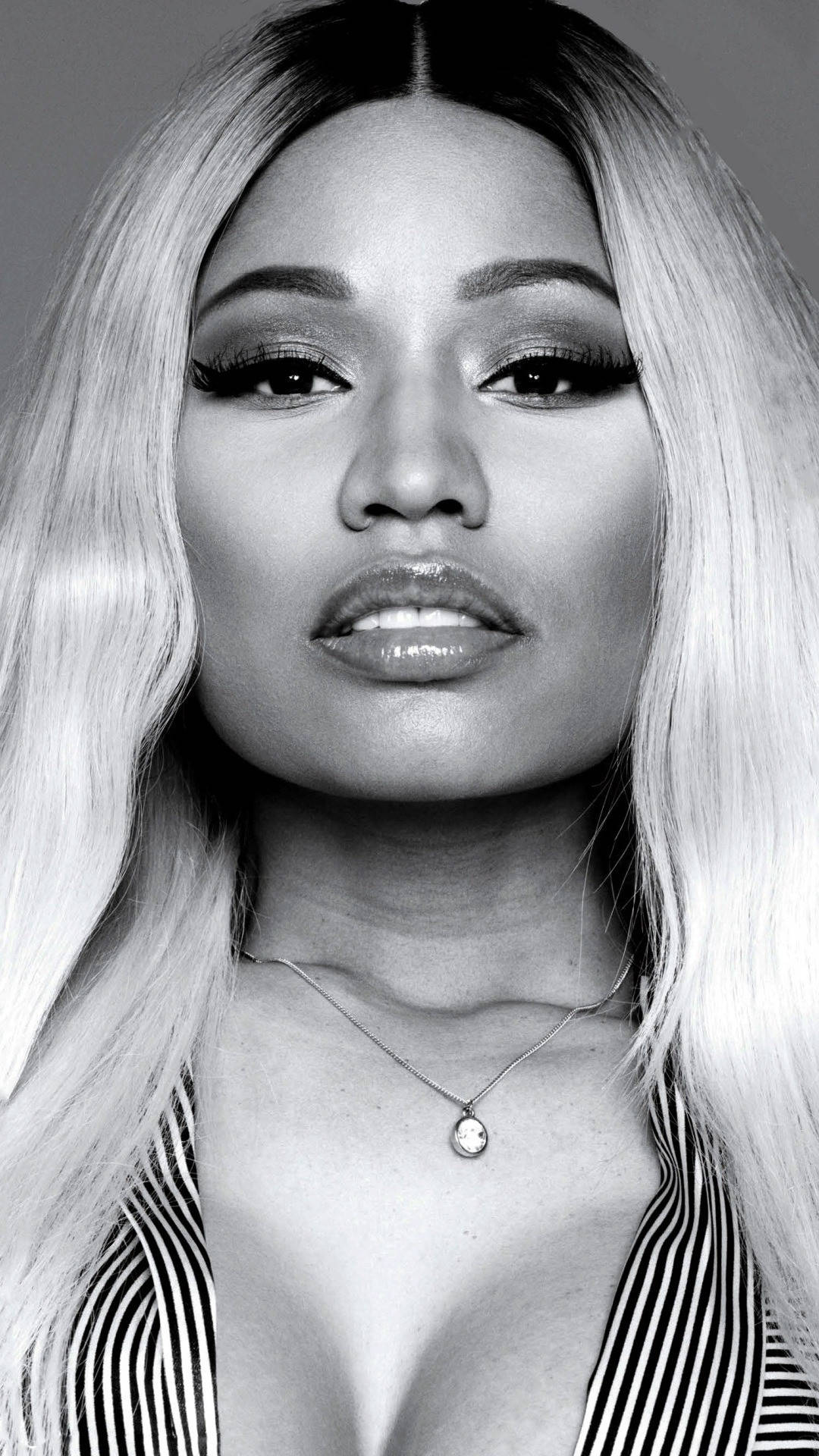 Nicki Minaj 黑白影像 壁紙 — 一個引人注目的黑白肖像，一位長金髮、化著大膽妝容的女性直視鏡頭。