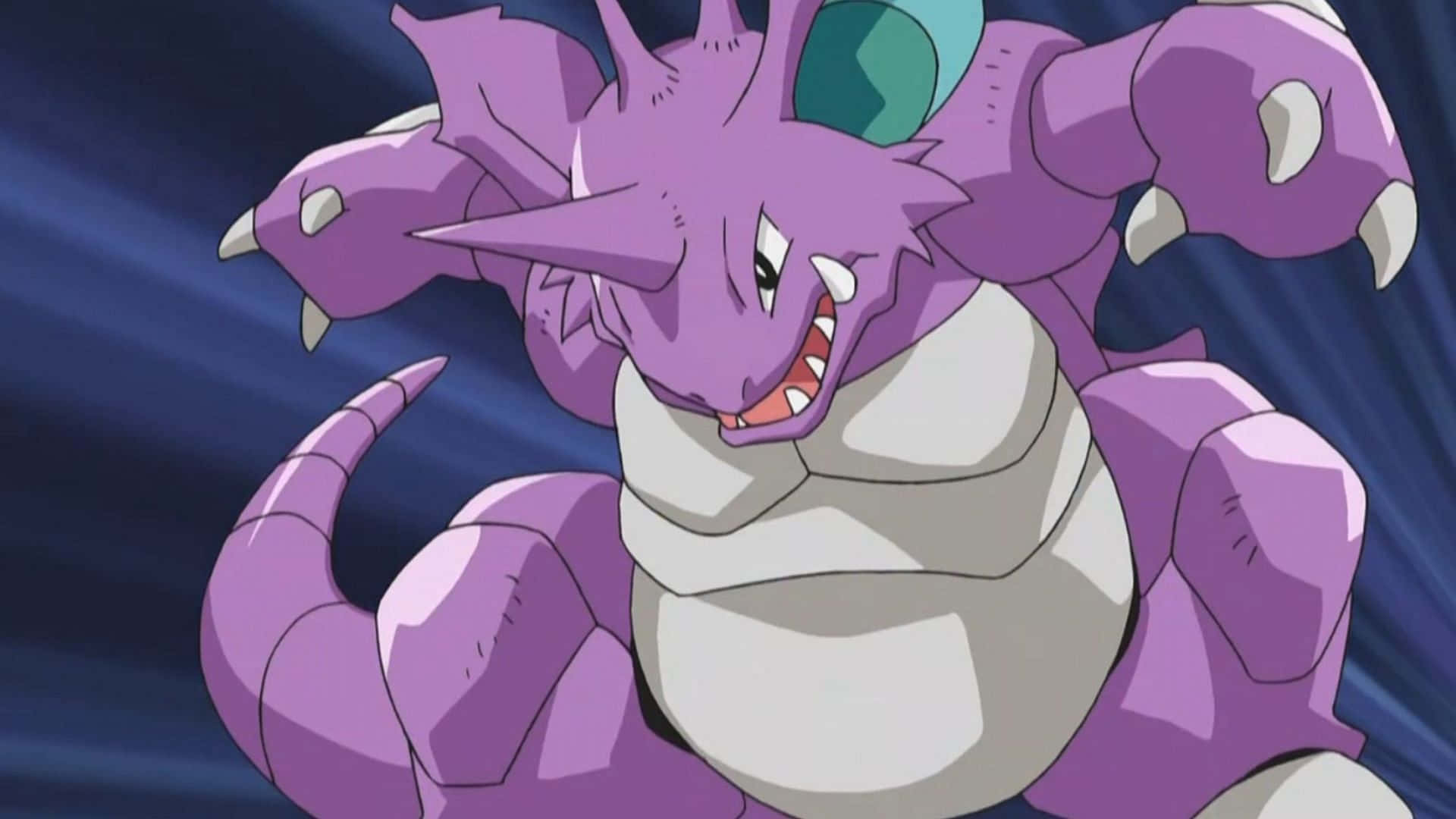 激進的 Nidoking 動作場景 壁紙 — 一隻兇猛的紫色寶可夢，頭上有鋒利的爪子和綠色寶石，在深藍色背景上咆哮。