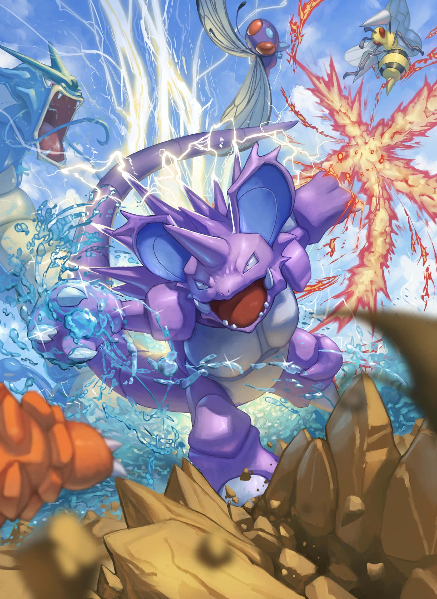 強悍的Nidoking 於戰鬥中 壁紙 — 一隻紫色嘅寶可夢喺岩石地形中同其他寶可夢嘅混亂戰鬥中釋放出水攻擊。