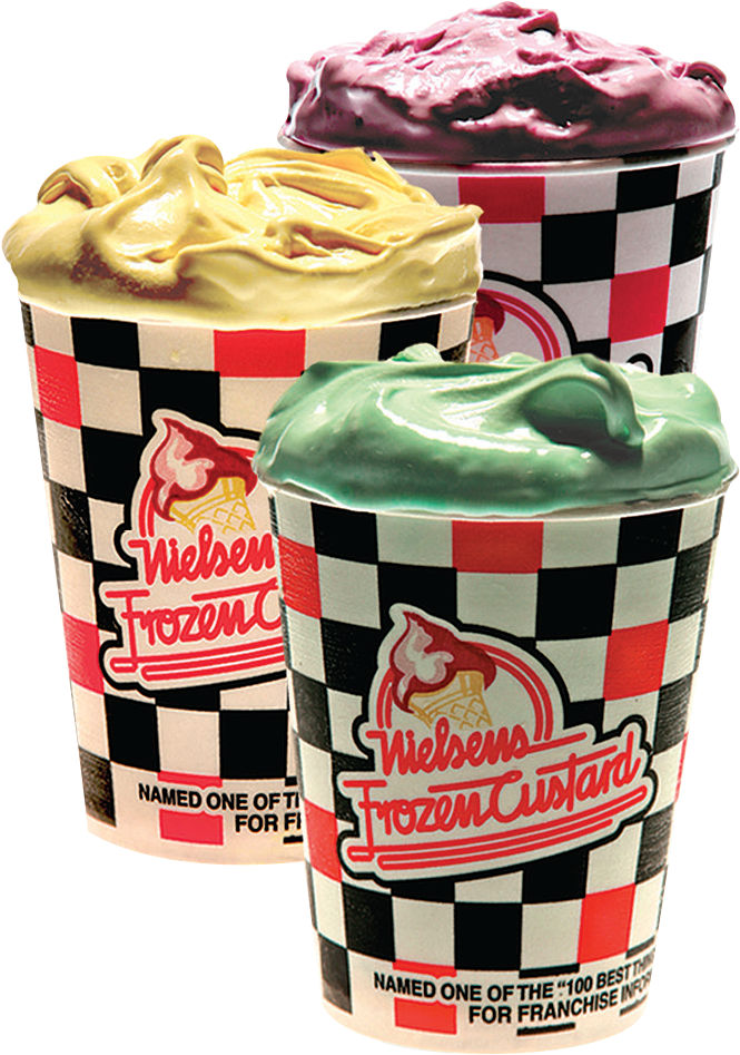 Nielsen's 冷凍蛋奶醬多種口味 壁紙 — 三個色彩鮮豔的Nielsen Frozen Custard杯子，分別為紫色、黃色和綠色，頂部有奶油般的卡士達漩渦，襯托在純黑背景上。