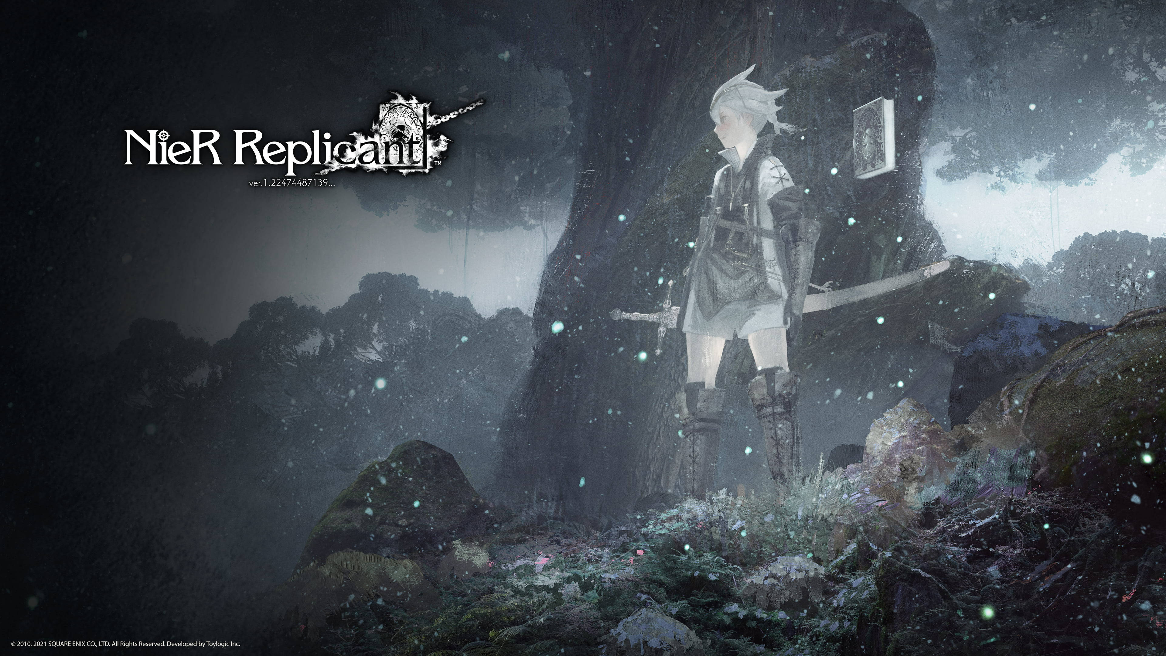 NieR Replicant 傳說森林 壁紙 — 一位銀髮孤獨戰士站在迷霧森林中的一棵巨樹下，發光粒子在雨中飄蕩。