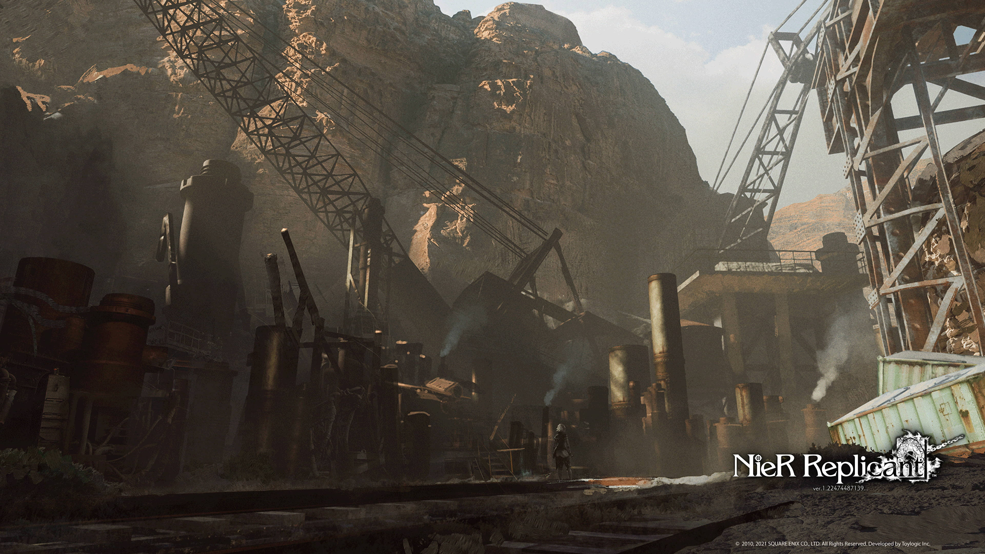 NieR Replicant 垃圾堆 壁紙 — 荒涼的工業廢墟，生鏽的機器和高聳的起重機在朦朧的日光下襯托著岩石峭壁。