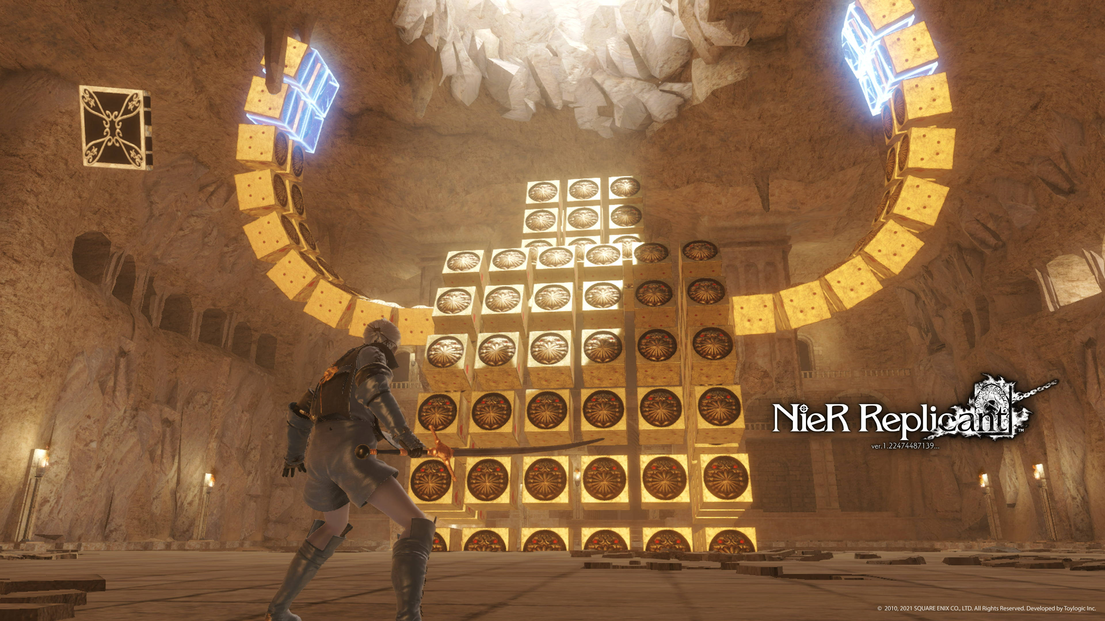 NieR Replicant 荒廢神殿 壁紙 — 一個孤獨的裝甲戰士站在一個洞穴般的石室中，面對著一面發光的金色謎題牆。