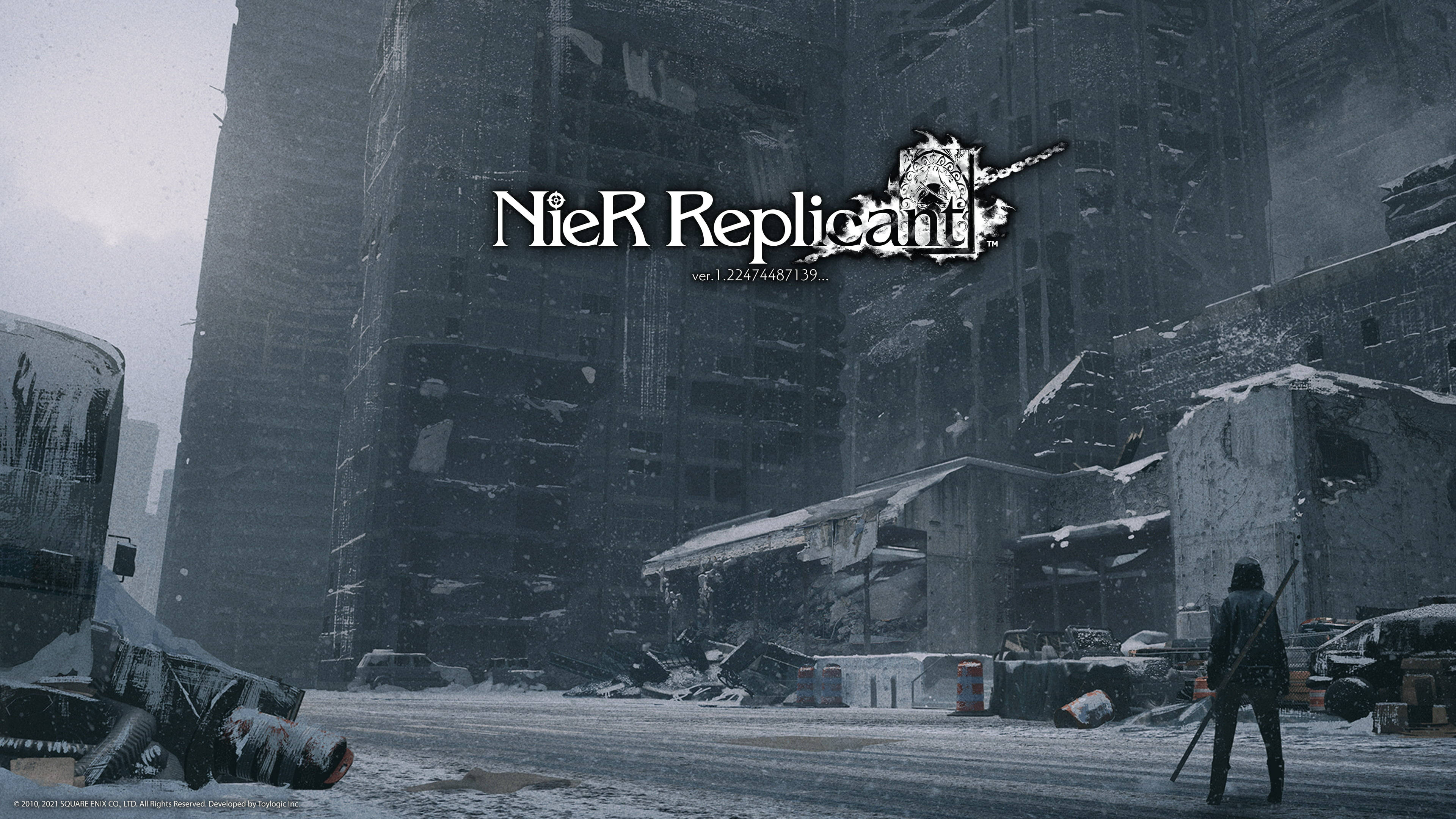 NieR Replicant《夏日雪》原聲帶 壁紙 — 一個孤獨的兜帽人物站在雪覆蓋的廢墟城市景觀中，灰色天空下，NieR Replicant 標誌漂浮在上方。