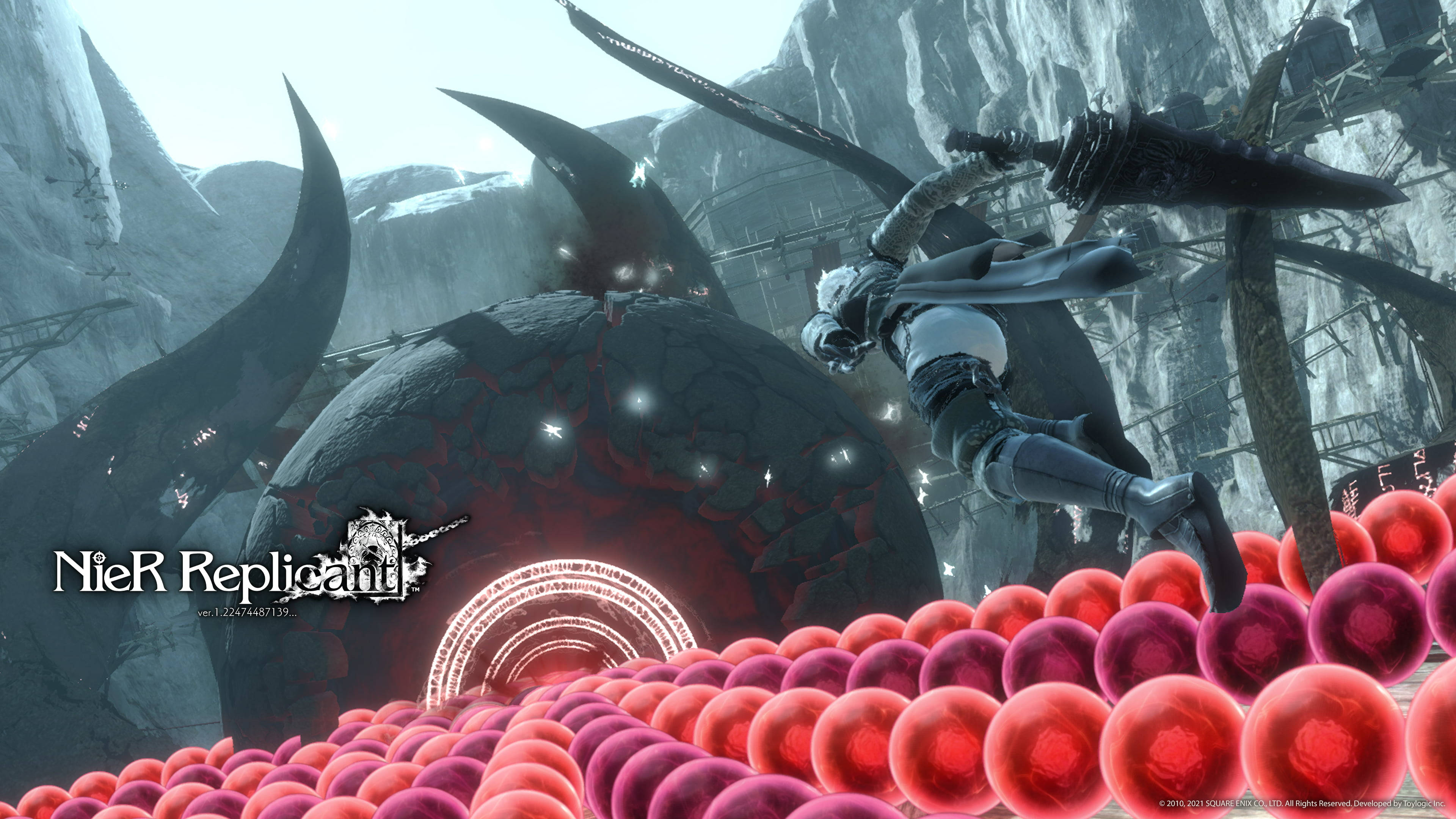 NieR Replicant 重製版 壁紙 — 一名戰士跳過一個超現實的景觀，其中有發光的紅色球體和鋸齒狀的岩石 formations，揮舞著一把巨大的劍。