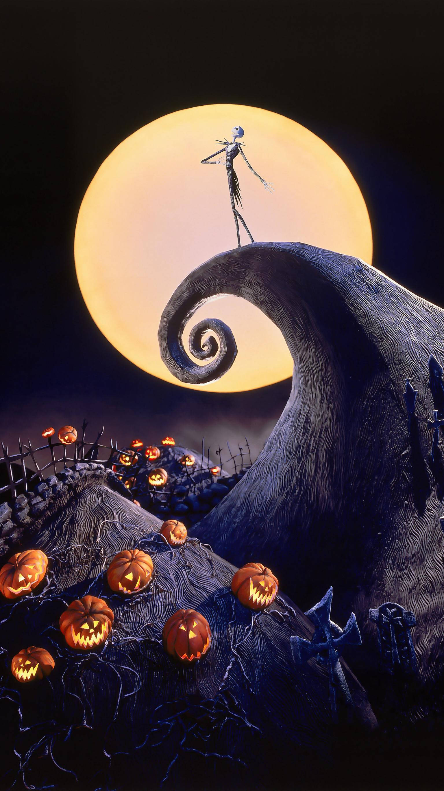 Nightmare Before Christmas 手機壁紙 壁紙 — 一個骷髏站在螺旋形山丘上，下方是發光的滿月，周圍環繞著發光的南瓜燈。