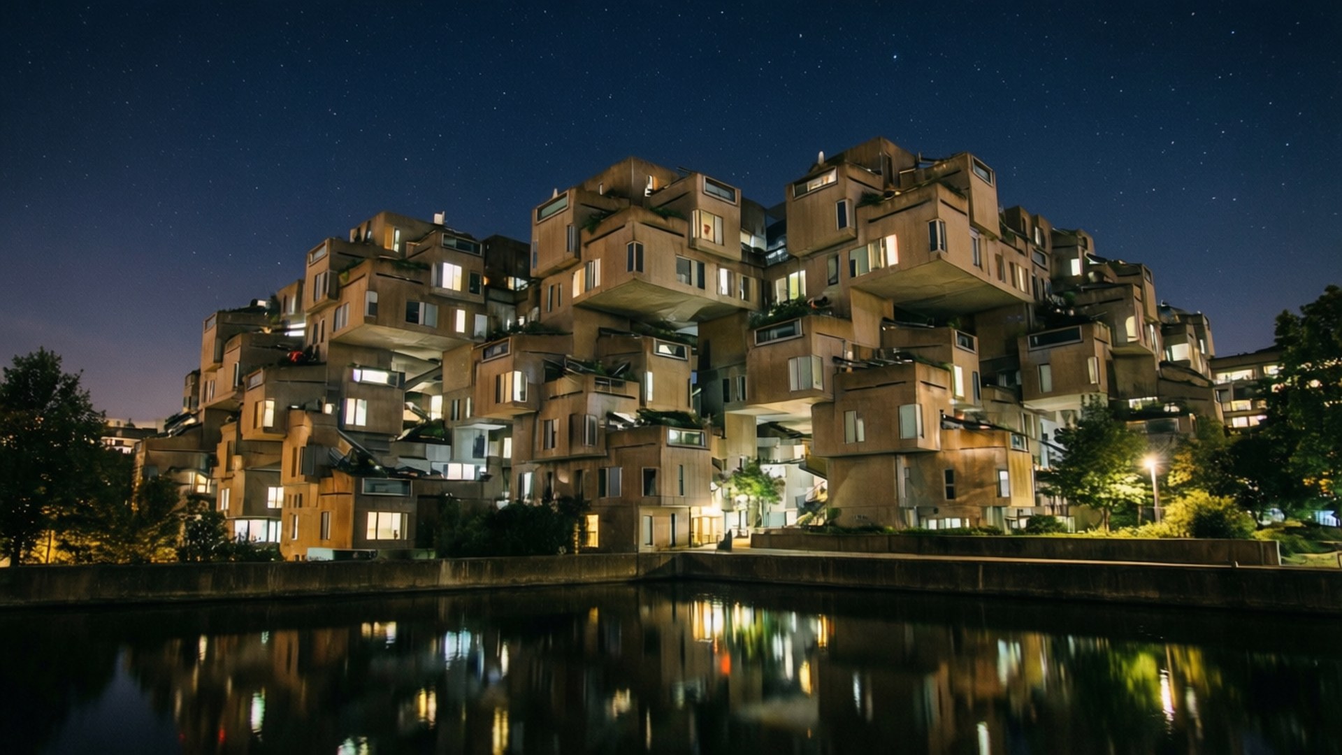 Montreal 桌布 壁紙 — Habitat 67 模塊化混凝土建築在星空下閃耀，平靜水面倒映的夜景。