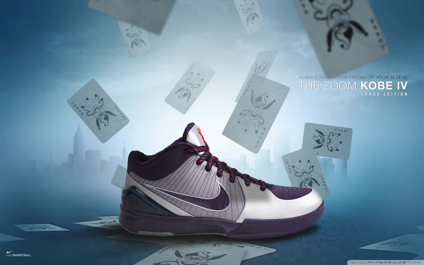 與Nike一起慶祝籃球 壁紙 — 一隻紫白色的籃球鞋在涼爽的藍天下，於朦朧的城市天際線前，漂浮在落下的撲克牌之間。