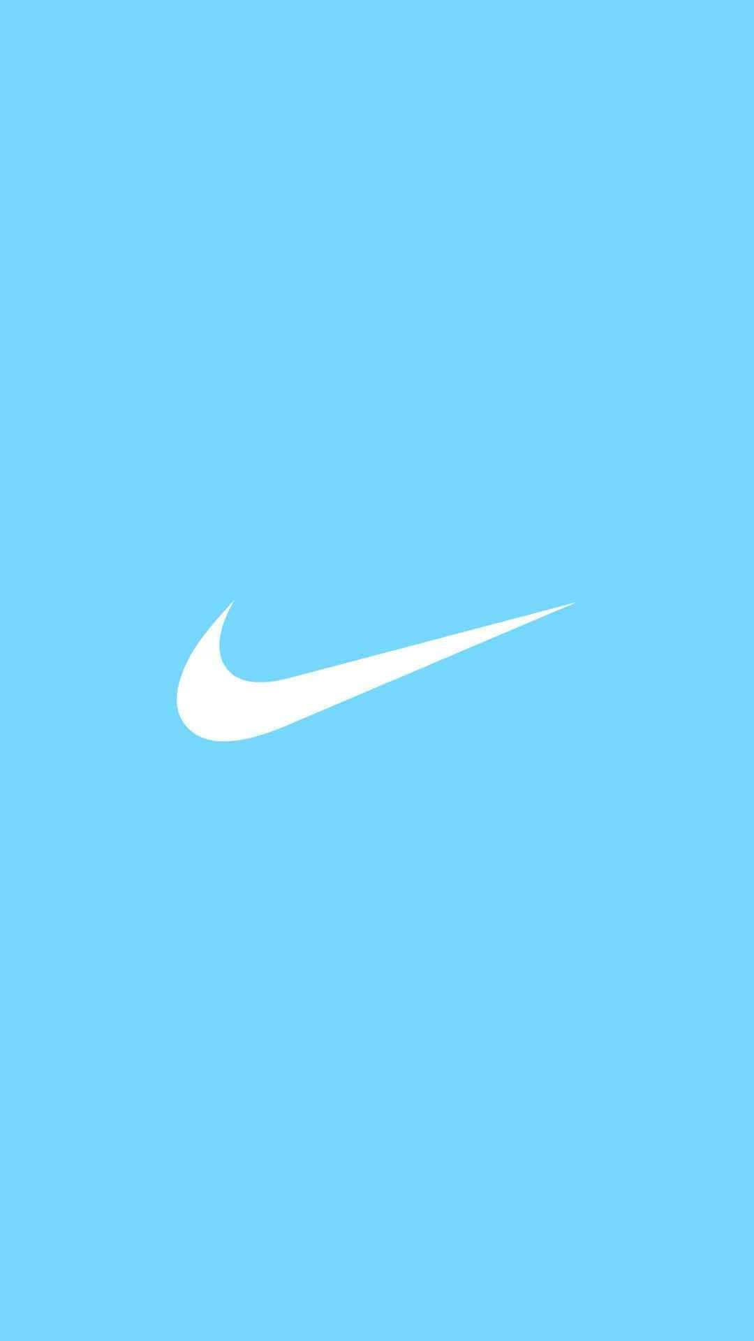 Nike標誌手機壁紙 壁紙 — 一個極簡的白色Nike勾號標誌，居中在純淺藍色背景上。