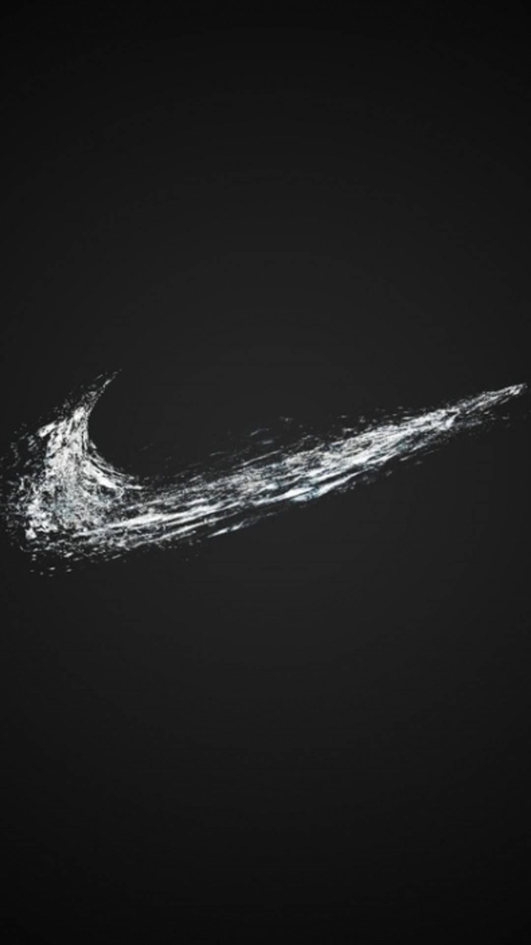 由水組成的Nike剔號標誌，黑色背景