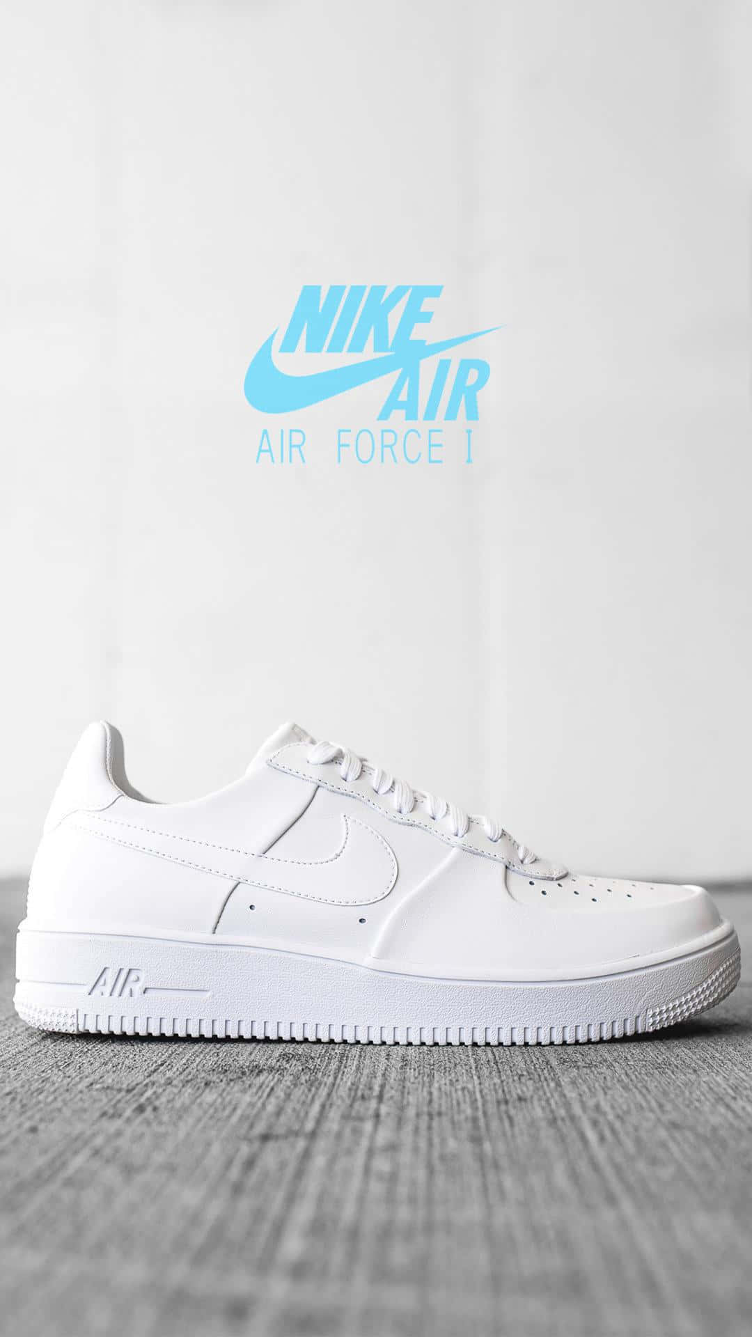 木地板上的白色Nike Air Force 1運動鞋，上方有藍色Nike標誌。