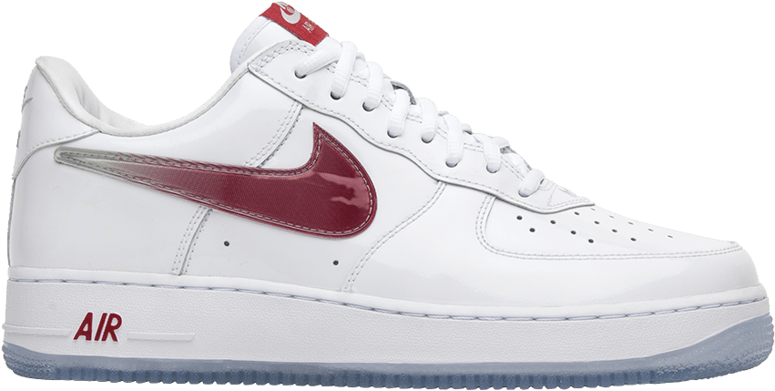 白色紅標Nike Air Force 1運動鞋 壁紙 — 一雙純白色的Nike Air Force 1運動鞋，帶有亮紅色勾勾和半透明鞋底，置於黑色背景前。