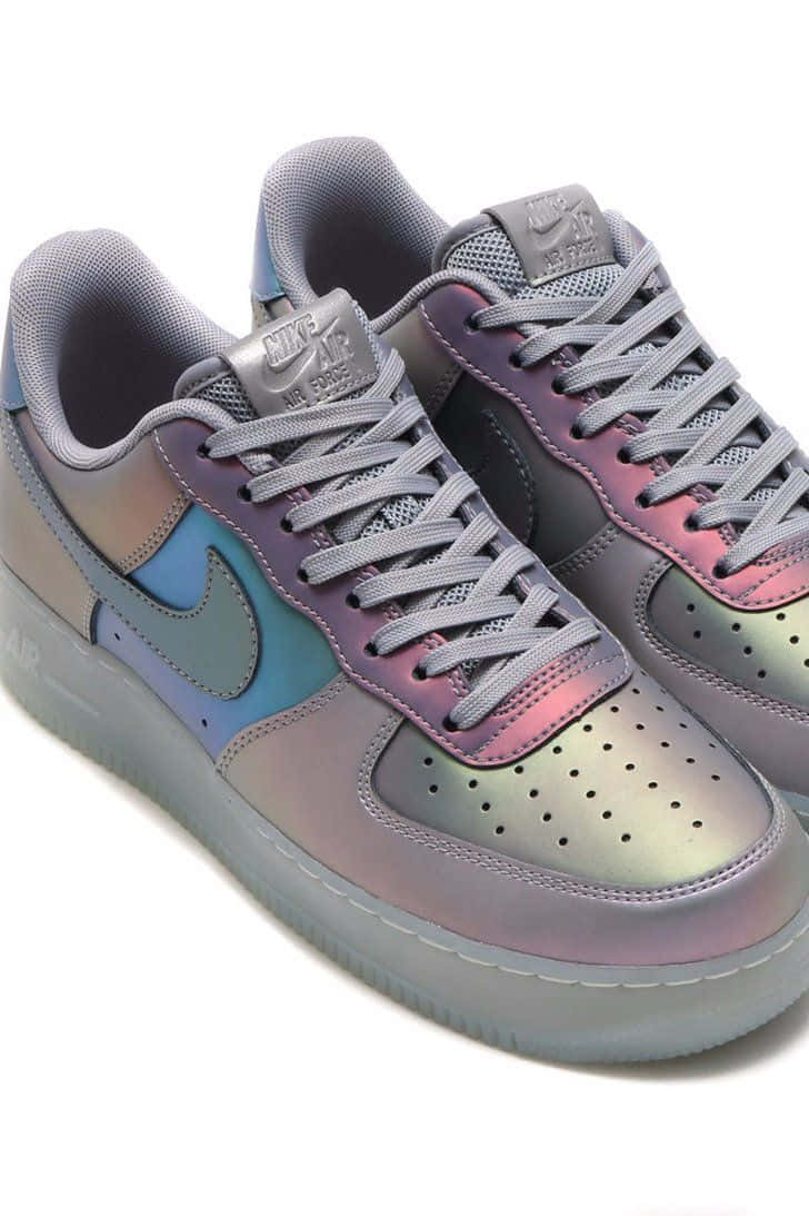 虹彩Nike Air Force 1圖像 壁紙 — 一對虹彩Nike Air Force 1運動鞋，在純白背景上反射光線，呈現變化的柔和色調。