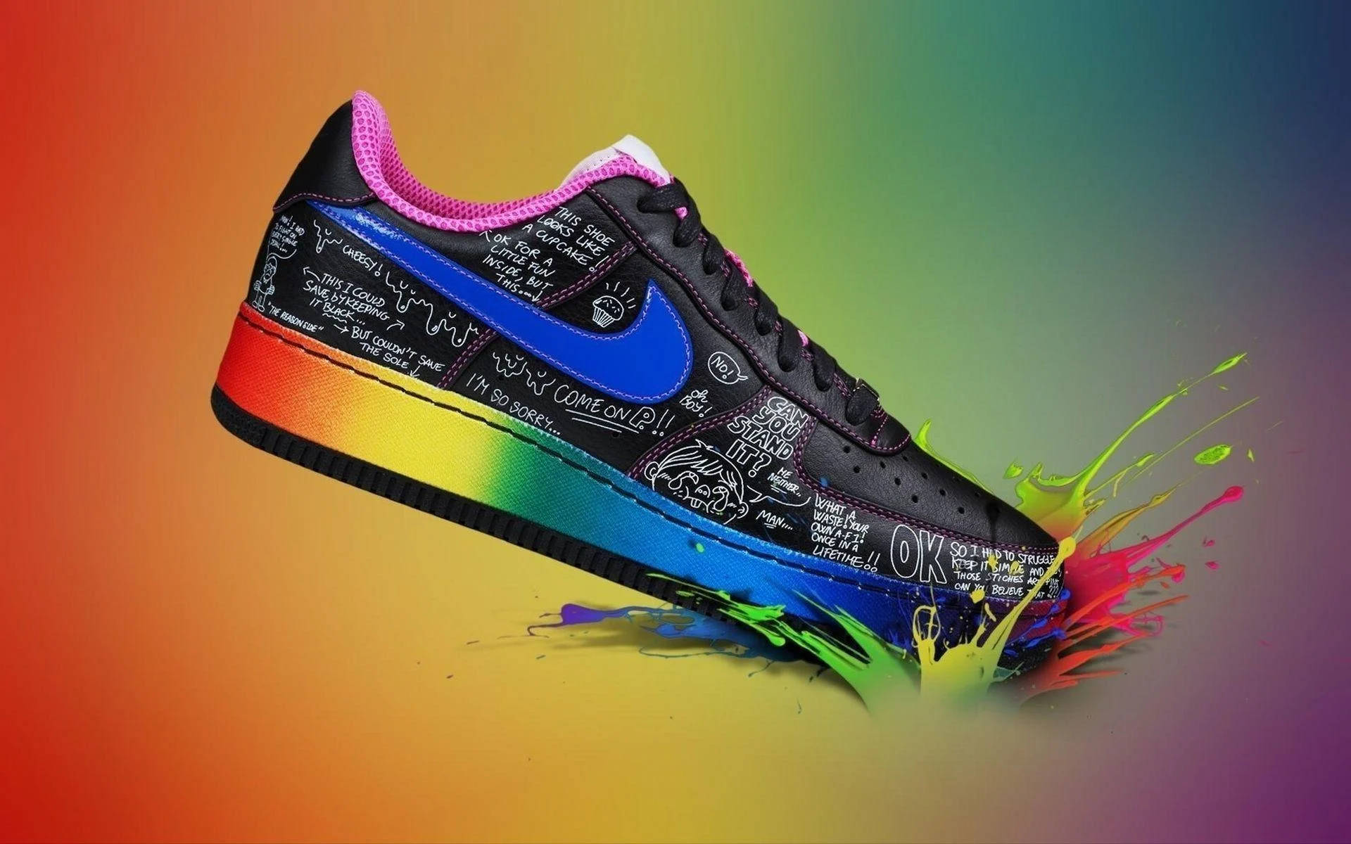 活力四射Nike Air Force鞋款 壁紙 — 一雙黑色運動鞋帶有彩虹油漆飛濺和手寫訊息，在漸變背景上爆發。