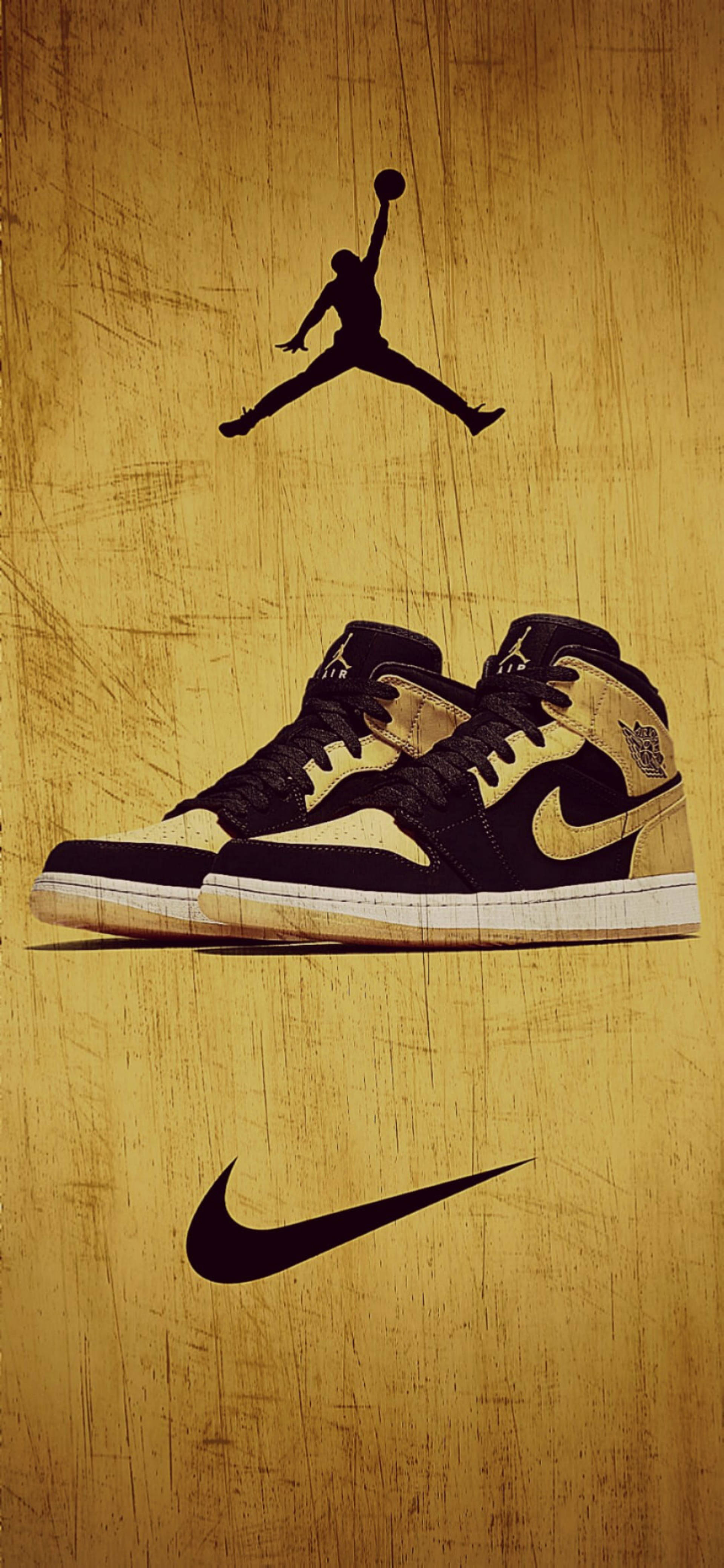 Nike Air Jordan 花粉款 壁紙 — 黑色和金色的Jordan 1運動鞋位於Jumpman剪影和Nike勾號下方，背景為紋理金色。