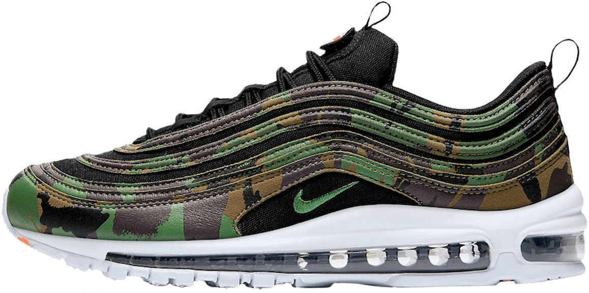 迷彩圖案Nike Air Max 97運動鞋 壁紙 — 一雙Nike Air Max 97運動鞋，帶有綠色、棕色和黑色迷彩圖案，白色鞋底，黑色背景。