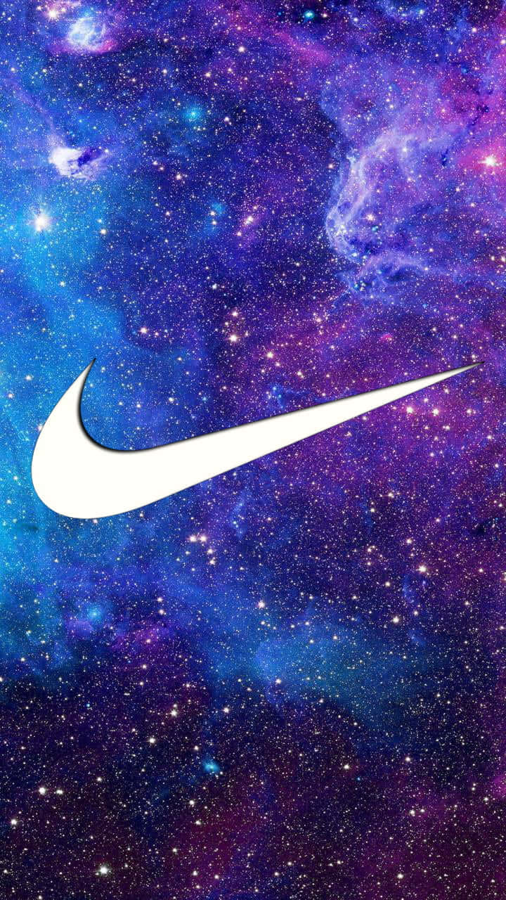 一雙靈感來自星際的Nike Galaxy運動鞋 壁紙 — 一個白色的Nike swoosh標誌漂浮在充滿紫色、藍色和星光的充滿活力的宇宙星雲前。