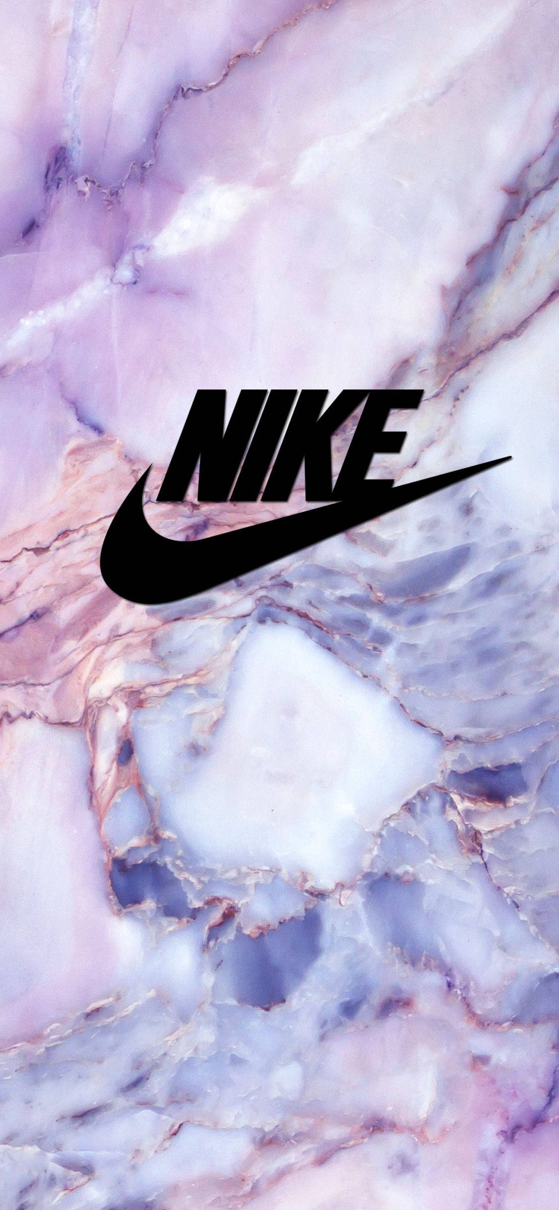 Nike Girl標誌 粉紫大理石紋 壁紙 — 黑色Nike標誌居中於流動的粉紅、紫和白大理石背景上。