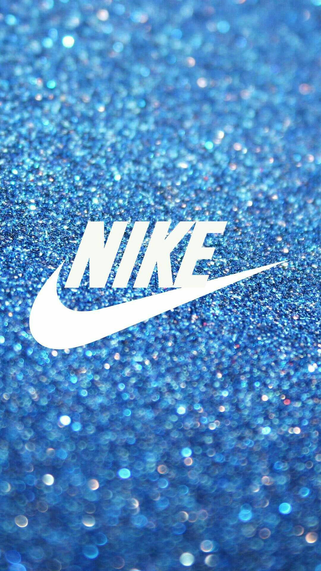 Nike Girl閃耀標誌 壁紙 — 白色Nike標誌在閃爍的藍色閃粉背景上閃耀，帶有散景高光。