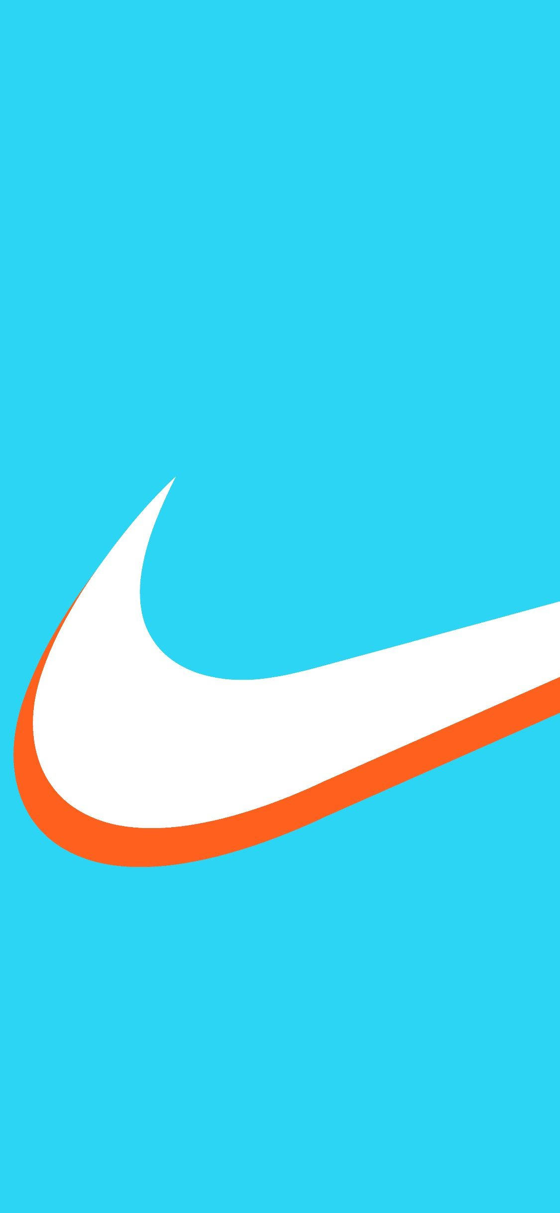 青色Nike iPhone背景 壁紙 — 一個大膽的白色Nike勾號配橙色邊框，對角線切割在純青色背景上。