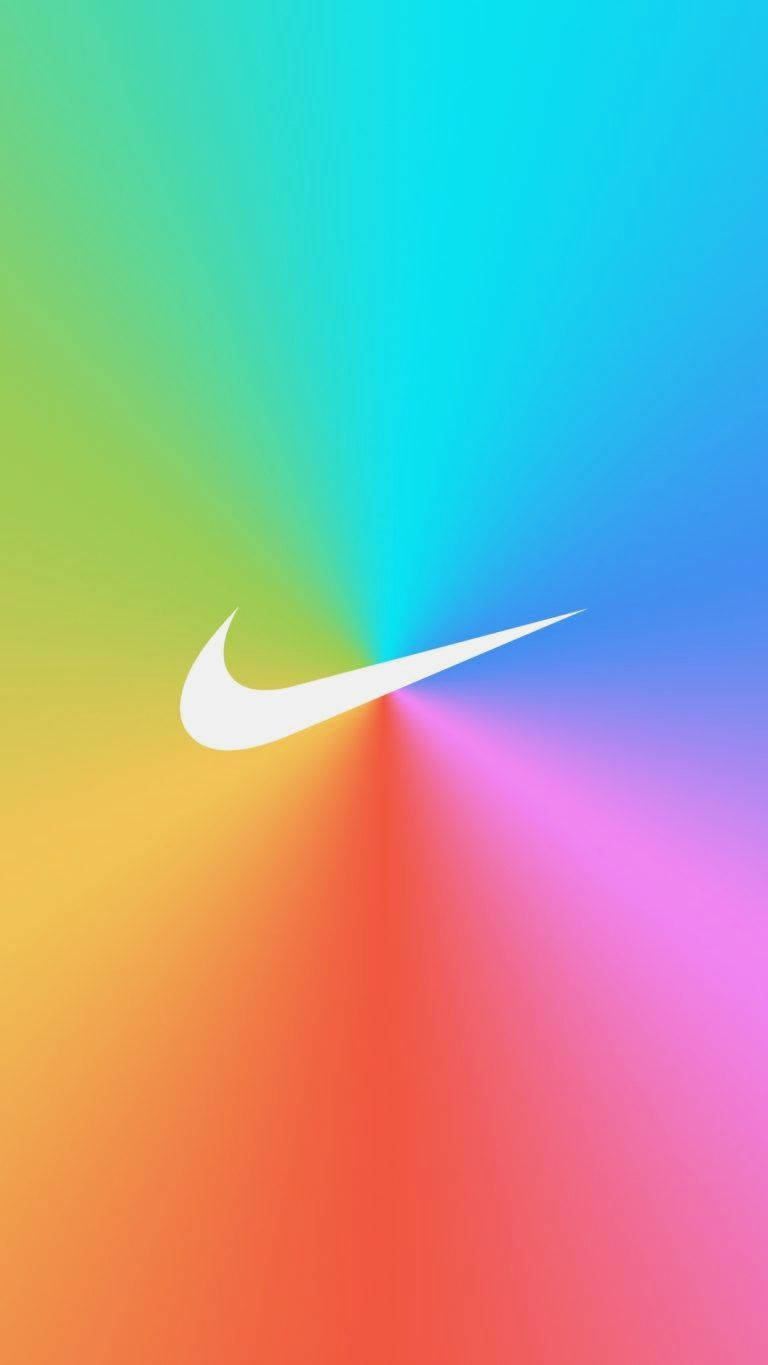 白色Nike剔標誌在色彩繽紛的放射漸變背景上。