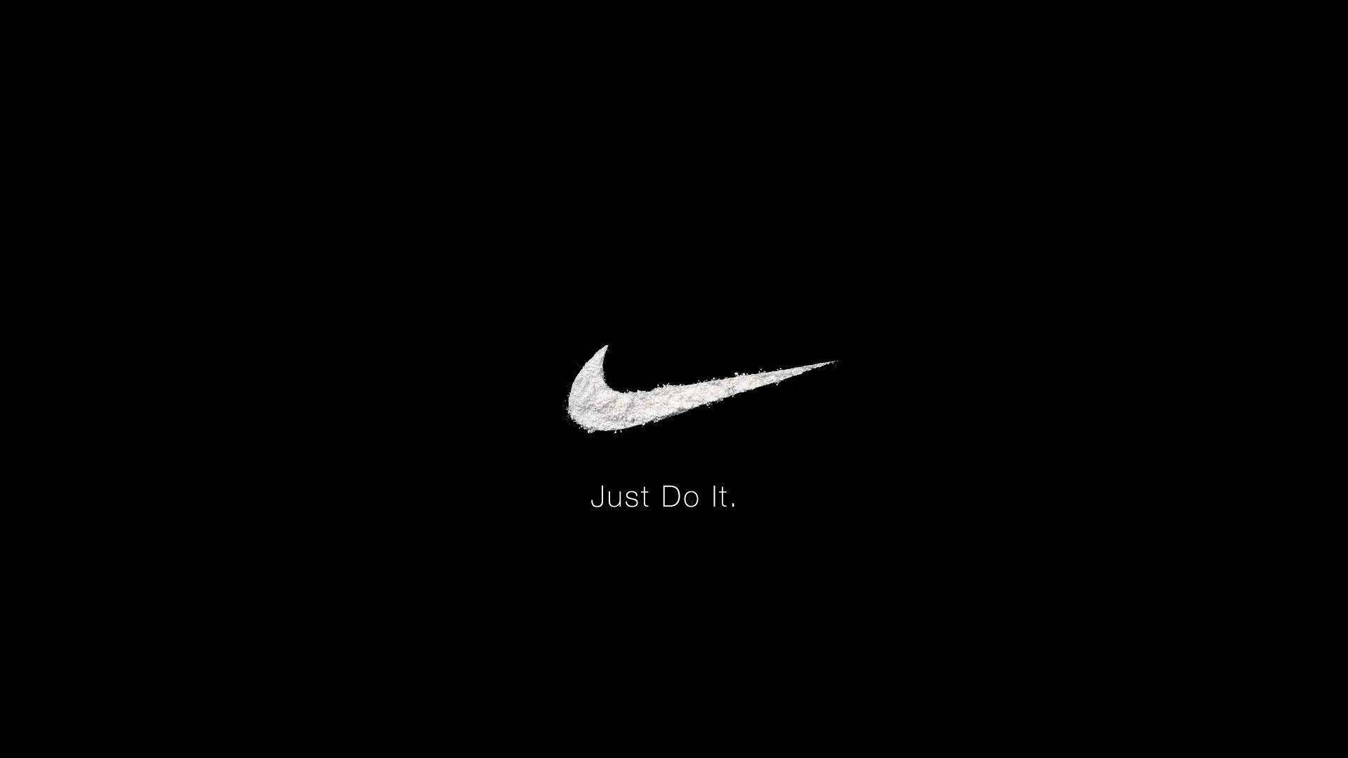 白色Nike勾勾和「Just Do It.」文字在黑色背景上。
