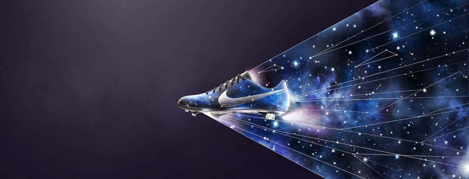 一雙藍色Nike足球鞋在星光燦爛的宇宙隧道中飛翔。