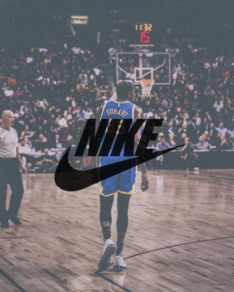 以Nike籃球鞋提升您的比賽表現 壁紙 — 一名身穿藍色球衣的籃球運動員正遠離籃框，場景上覆蓋著一個大型Nike標誌。