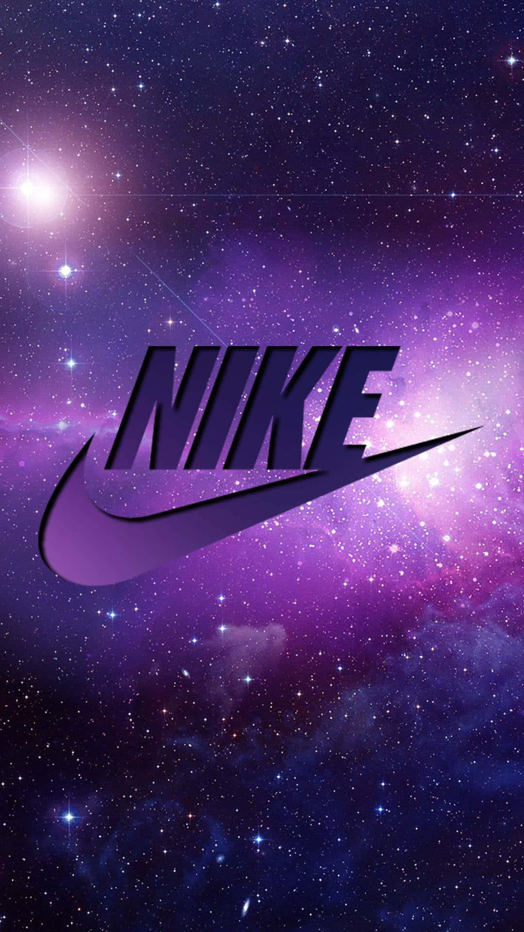 Nike 星際紫光宇宙 壁紙 — Nike 標誌在充滿活力的紫色和藍色星空銀河背景下，伴隨著發光的星雲，大膽地漂浮著。