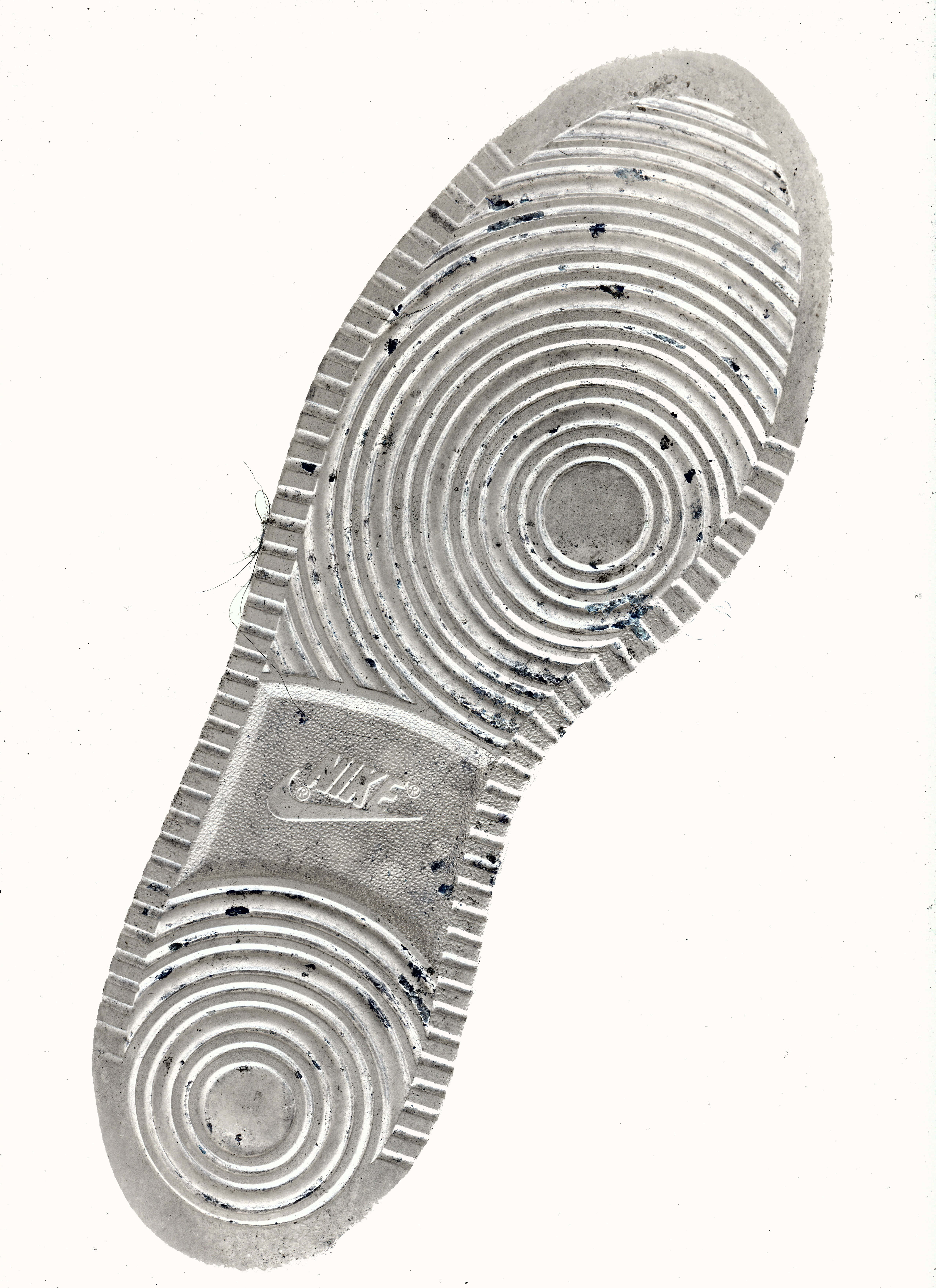 Nike鞋底印花手機壁紙 壁紙 — 磨損嘅Nike鞋底特寫，有同心圓形胎面花紋同污漬，背景係純色。