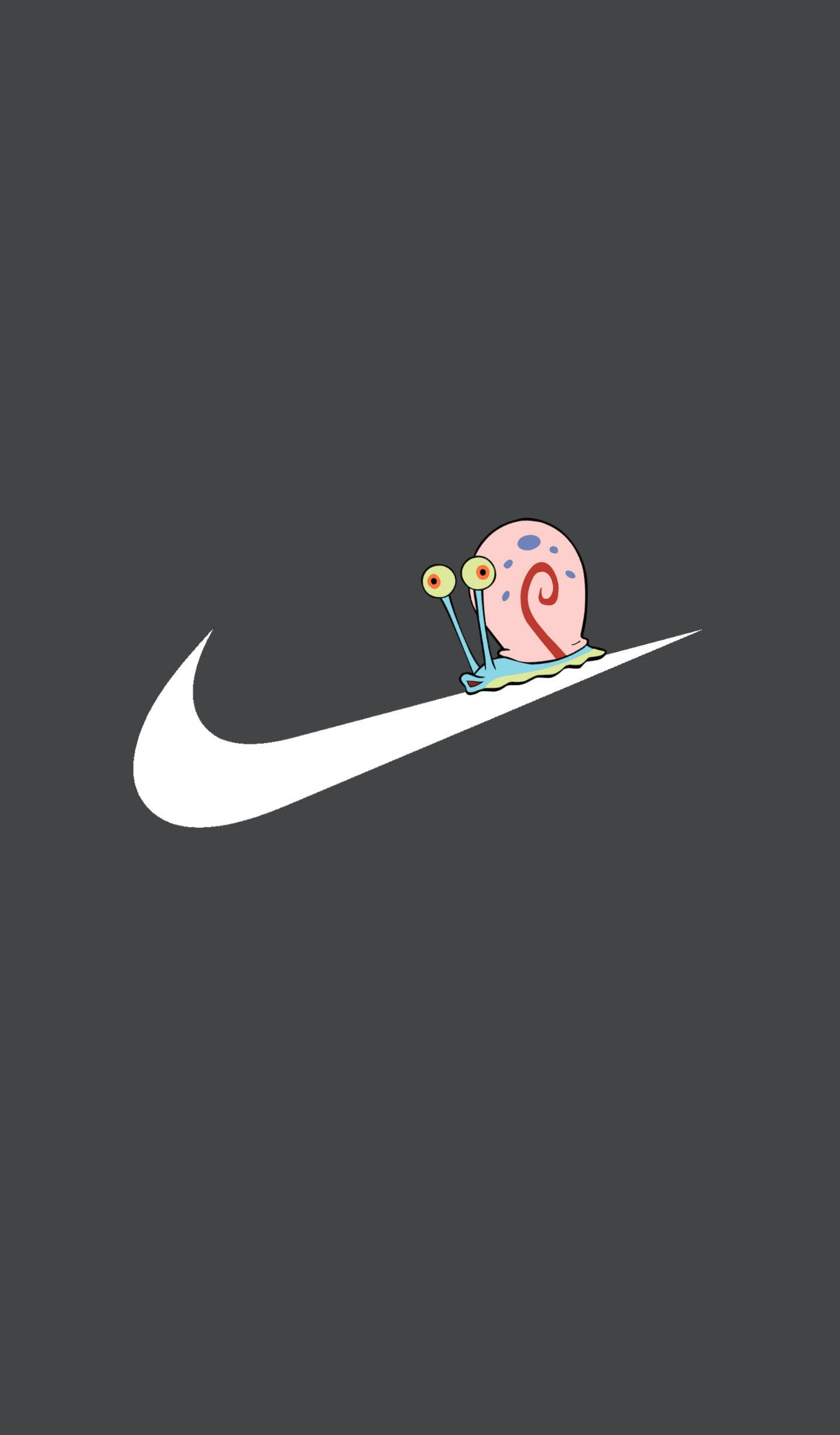 Nike卡通海綿寶寶的寵物小蝦Gary 壁紙 — 一隻卡通蝸牛，粉紅色殼，黃色眼睛，在深灰色背景上騎著白色Nike勾號。