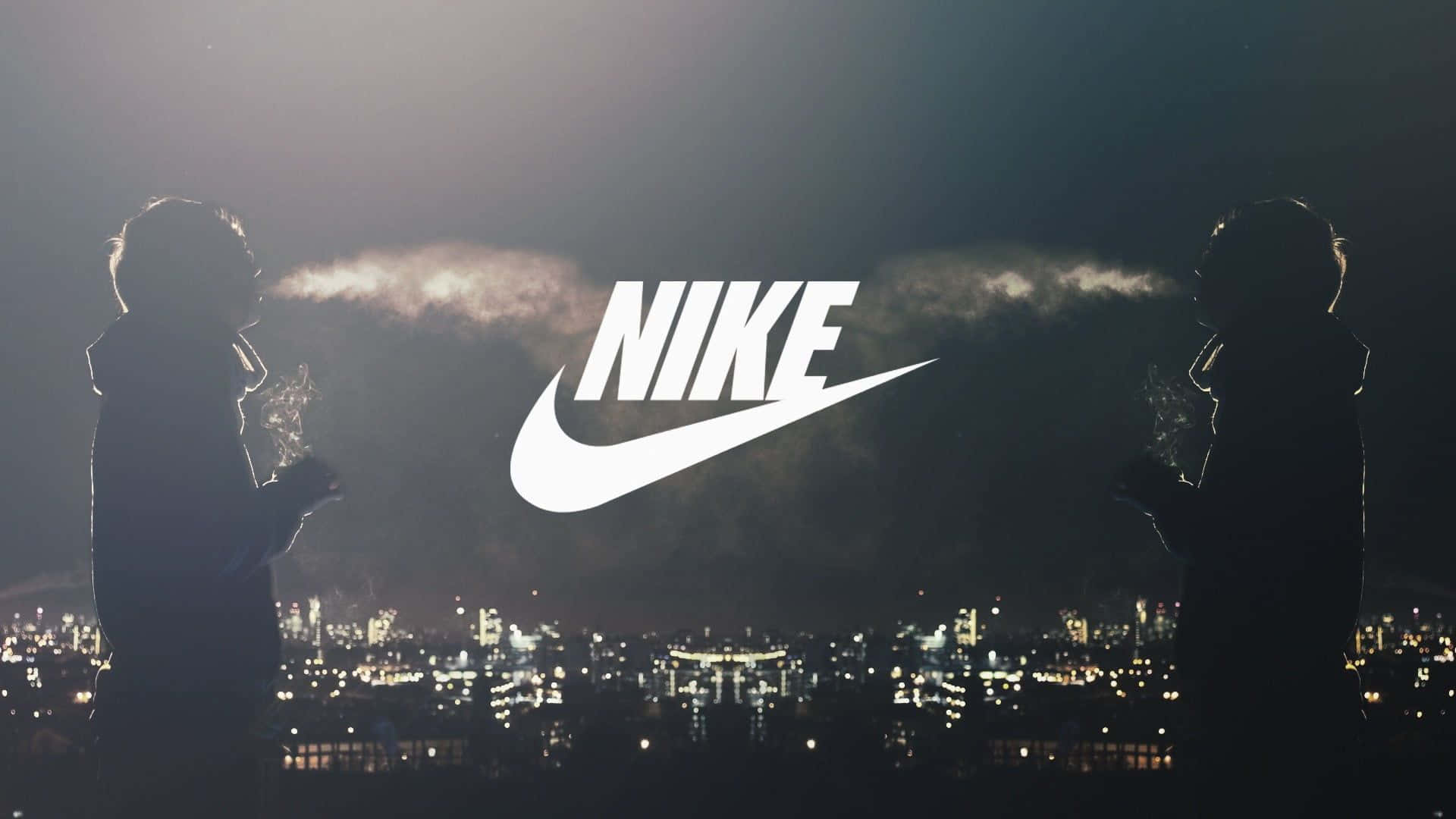 兩個人影映襯在明亮的城市天際線前，中央有一個大型Nike標誌。