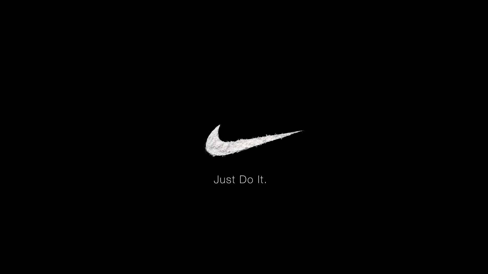 Nike白色Swoosh標誌 壁紙 — 簡約黑色背景上，帶有紋理的白色Nike勾勾和口號「Just Do It.」以清晰白色文字呈現。