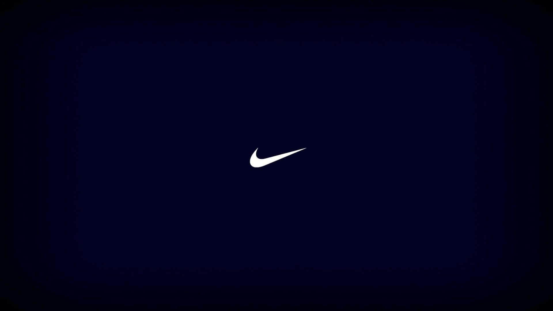 白色Nike swoosh標誌在深藍色背景上