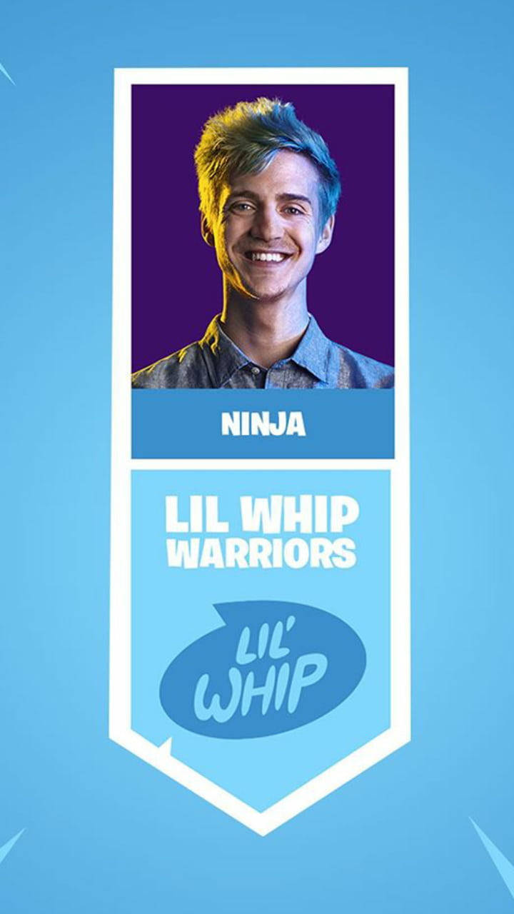 Ninja：《Fortnite》大逃殺之王 壁紙 — 一個微笑的藍髮男子，在風格化的藍紫色遊戲橫幅中，帶有「Ninja」和「Lil Whip Warriors」文字。