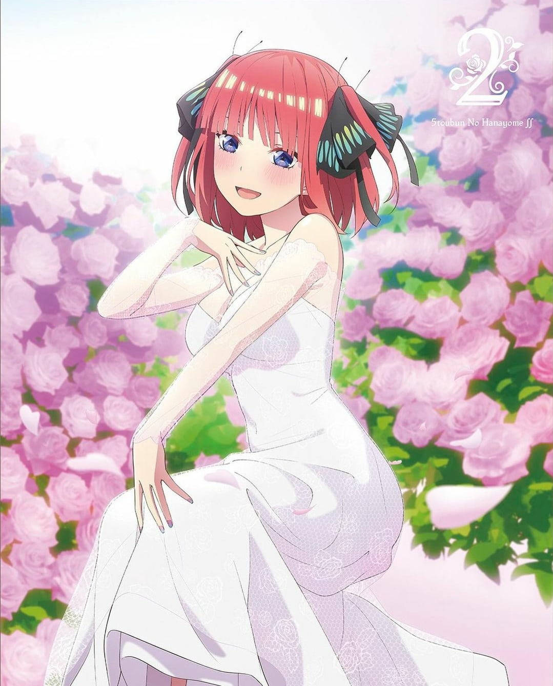 Nino Nakano穿白色長裙 壁紙 — 一個開朗的動漫女孩，紅髮，戴著蝴蝶耳機，優雅地坐在明亮花園中盛開的粉紅玫瑰之間。