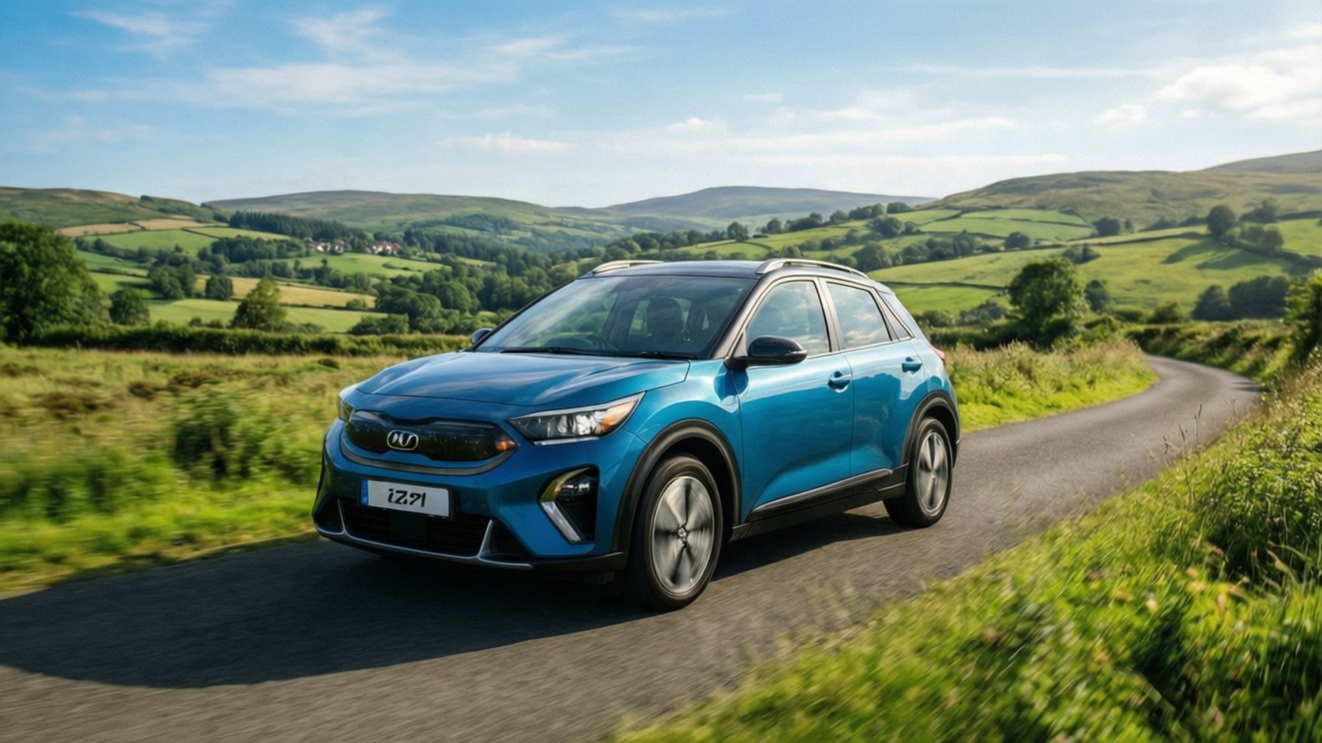 藍色Kia e-Niro SUV在蜿蜒的鄉村道路上行駛，周圍環繞著綠色山丘和樹木。