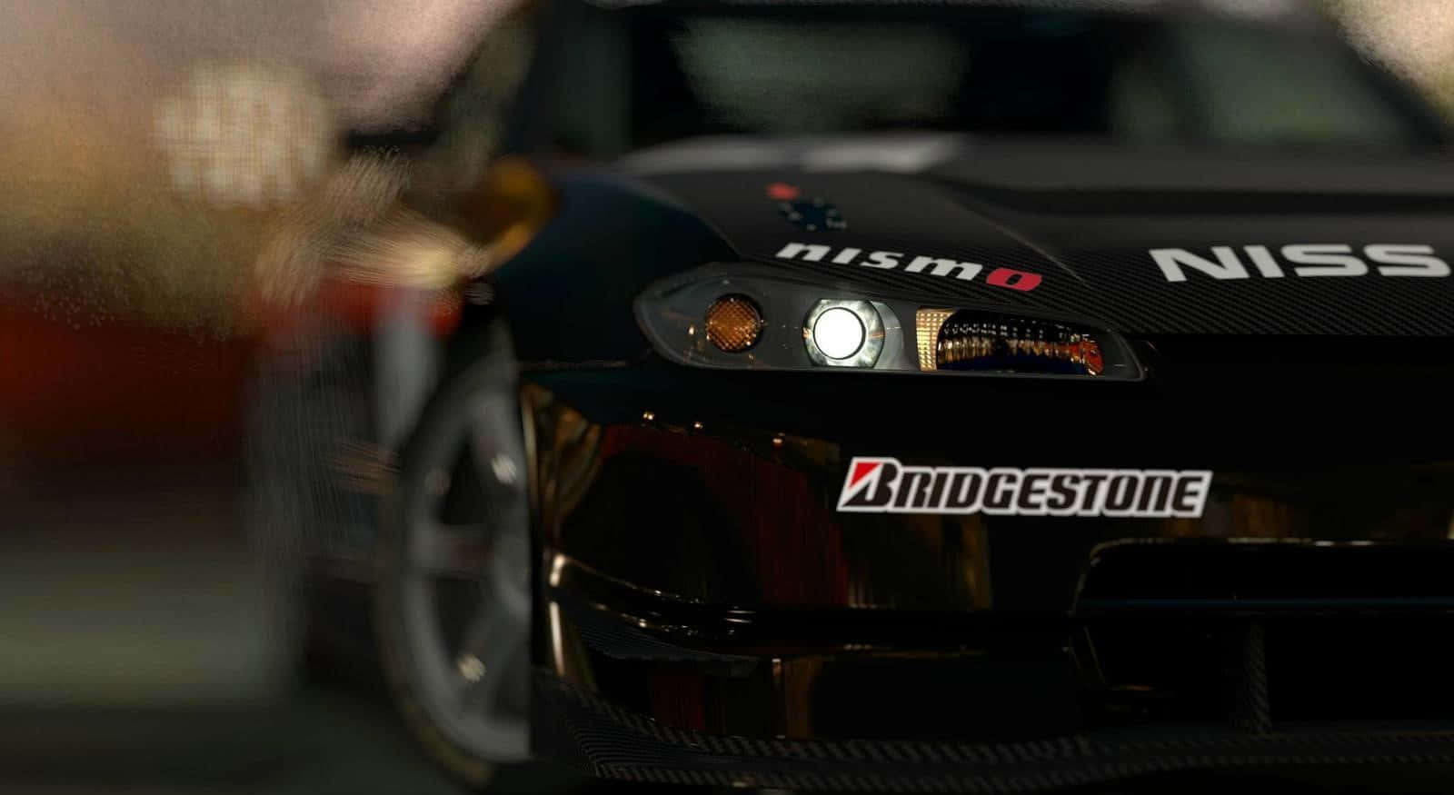 Nissan Silvia S15 跑車特寫 壁紙 — 黑色日產Nismo賽車前端的特寫，帶有發光的頭燈和Bridgestone品牌標識。