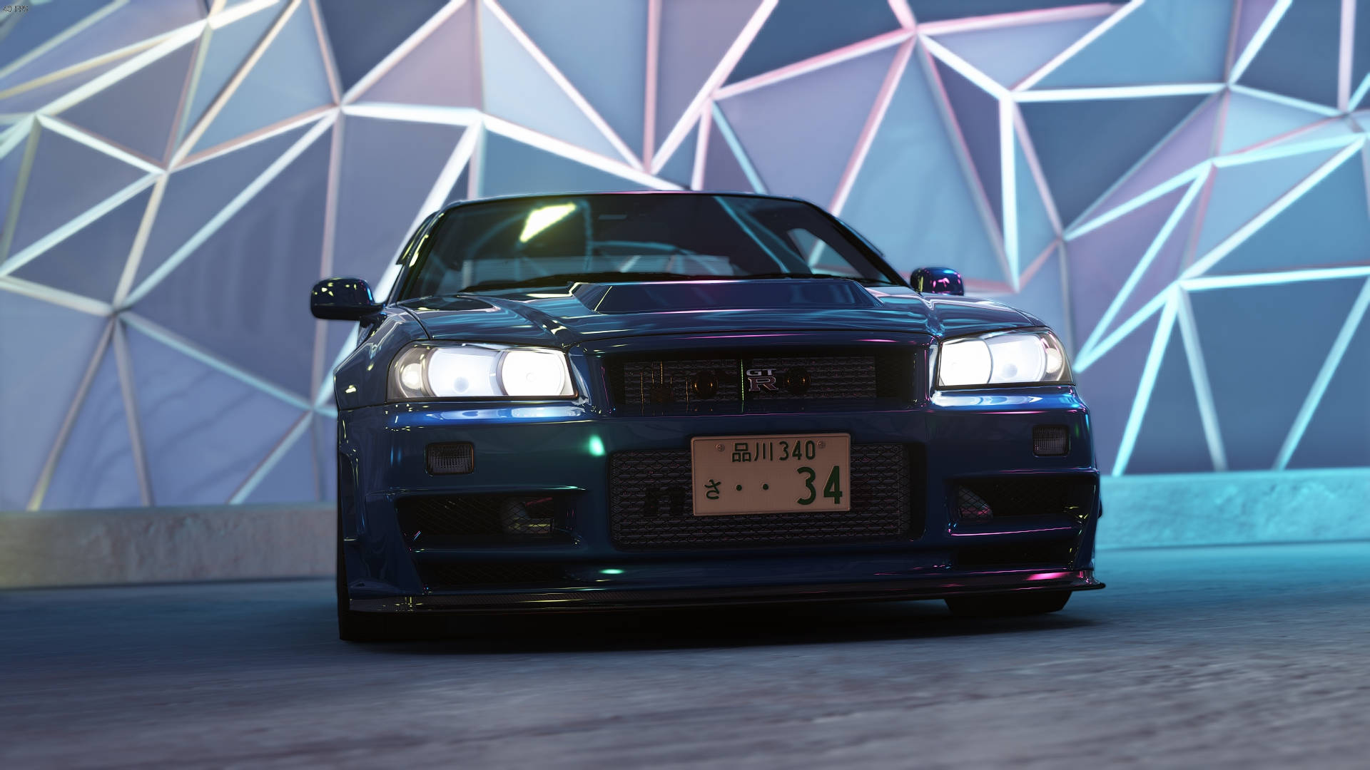 Nissan Skyline GTR R34幾何背景 壁紙 — 一輛時尚的藍色日產Skyline R34跑車，車頭燈發光，面向未來風格的幾何牆壁，牆壁以霓虹藍和紫色調照明。