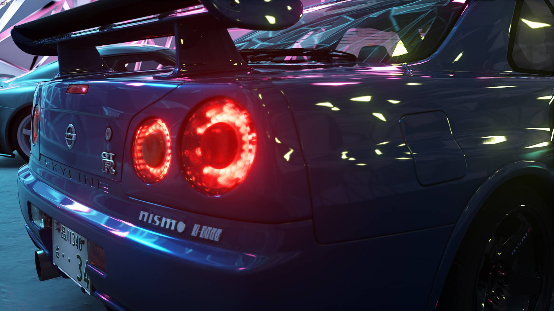 Nissan Skyline GTR R34紅色尾燈 壁紙 — 一輛時尚的深藍色日產Skyline GT-R，帶有發光的紅色尾燈和大型後擾流板，停放在未來主義車庫的霓虹燈下。