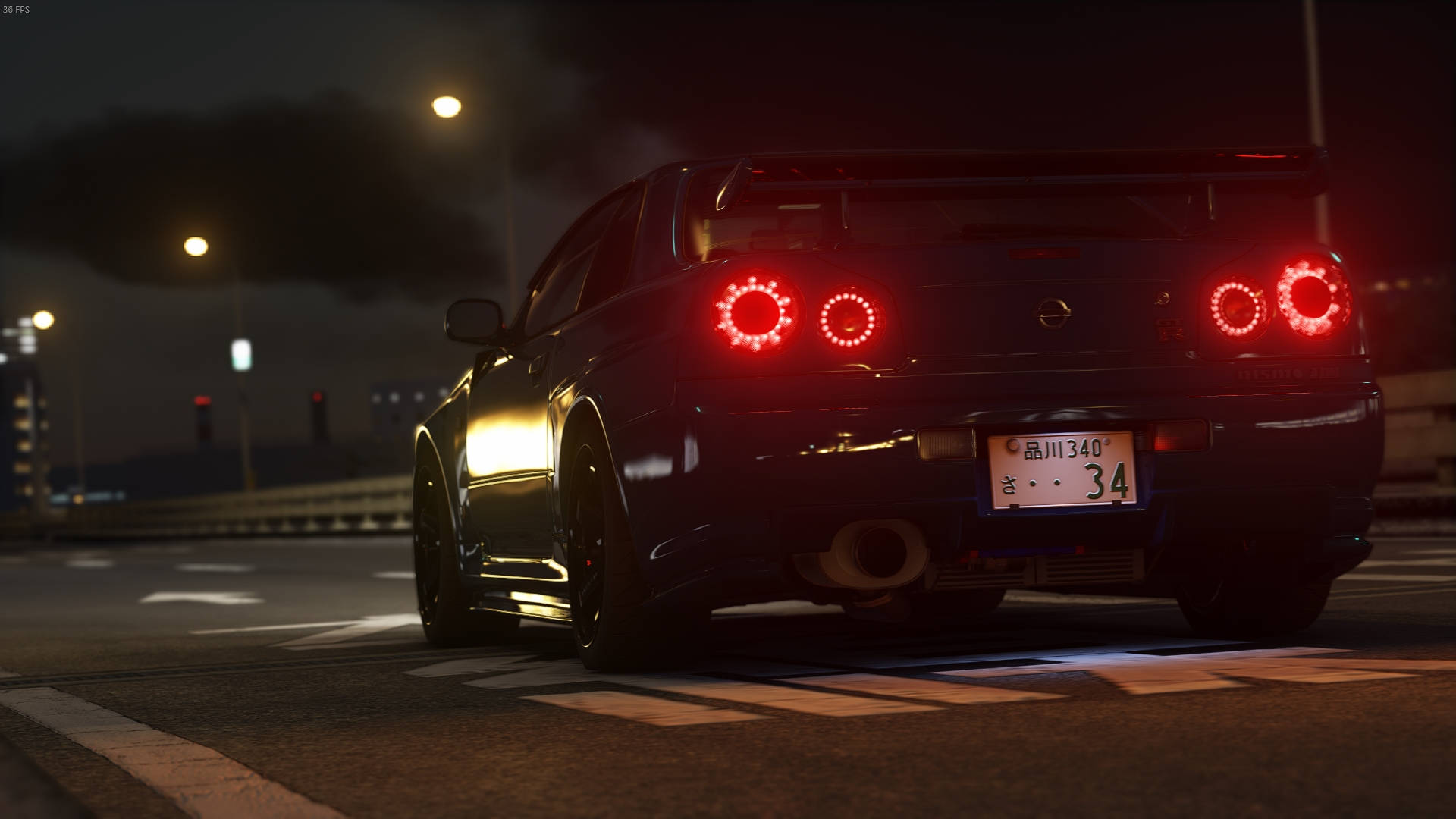發光的藍色Nissan Skyline GTR R34 壁紙 — 一輛黑色日產GT-R，帶有發光的紅色圓形尾燈，在街燈下的煙霧瀰漫夜晚街道上疾馳。