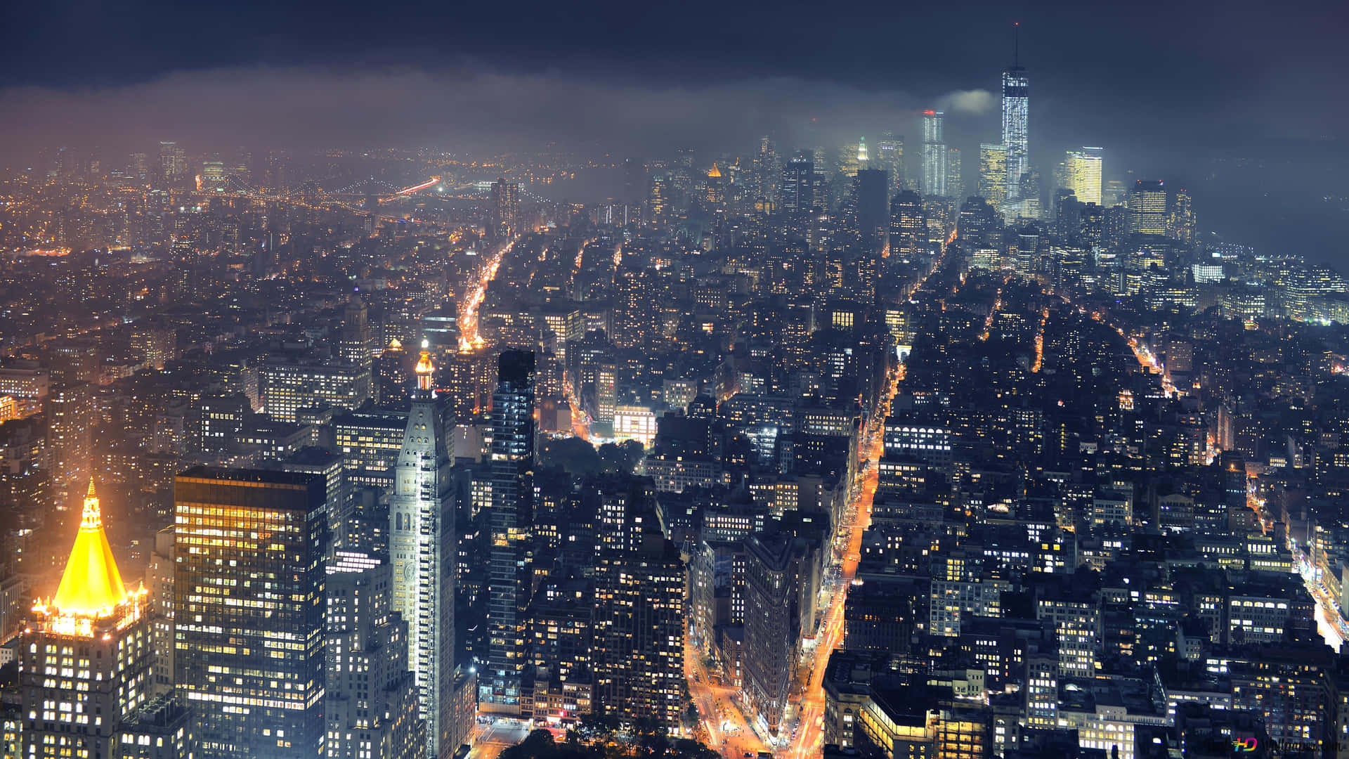 紐約市夜景鳥瞰圖，閃爍的摩天大樓和繁忙的街道。