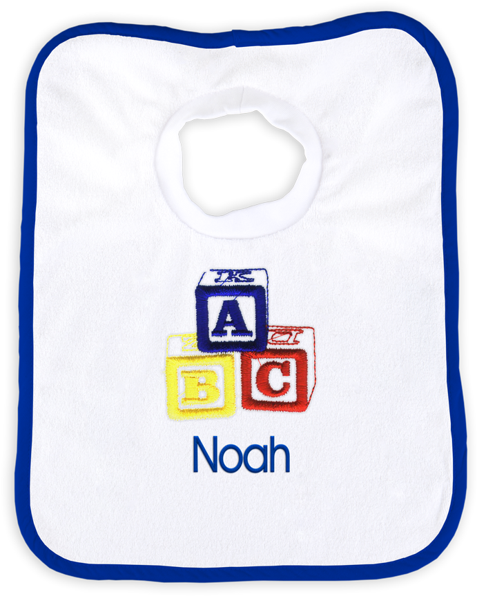 個人化嬰兒圍兜 Noah A B C 磚塊 壁紙 — 白色嬰兒圍兜搭配藍色飾邊，繡有ABC積木和藍色線繡的名字Noah。