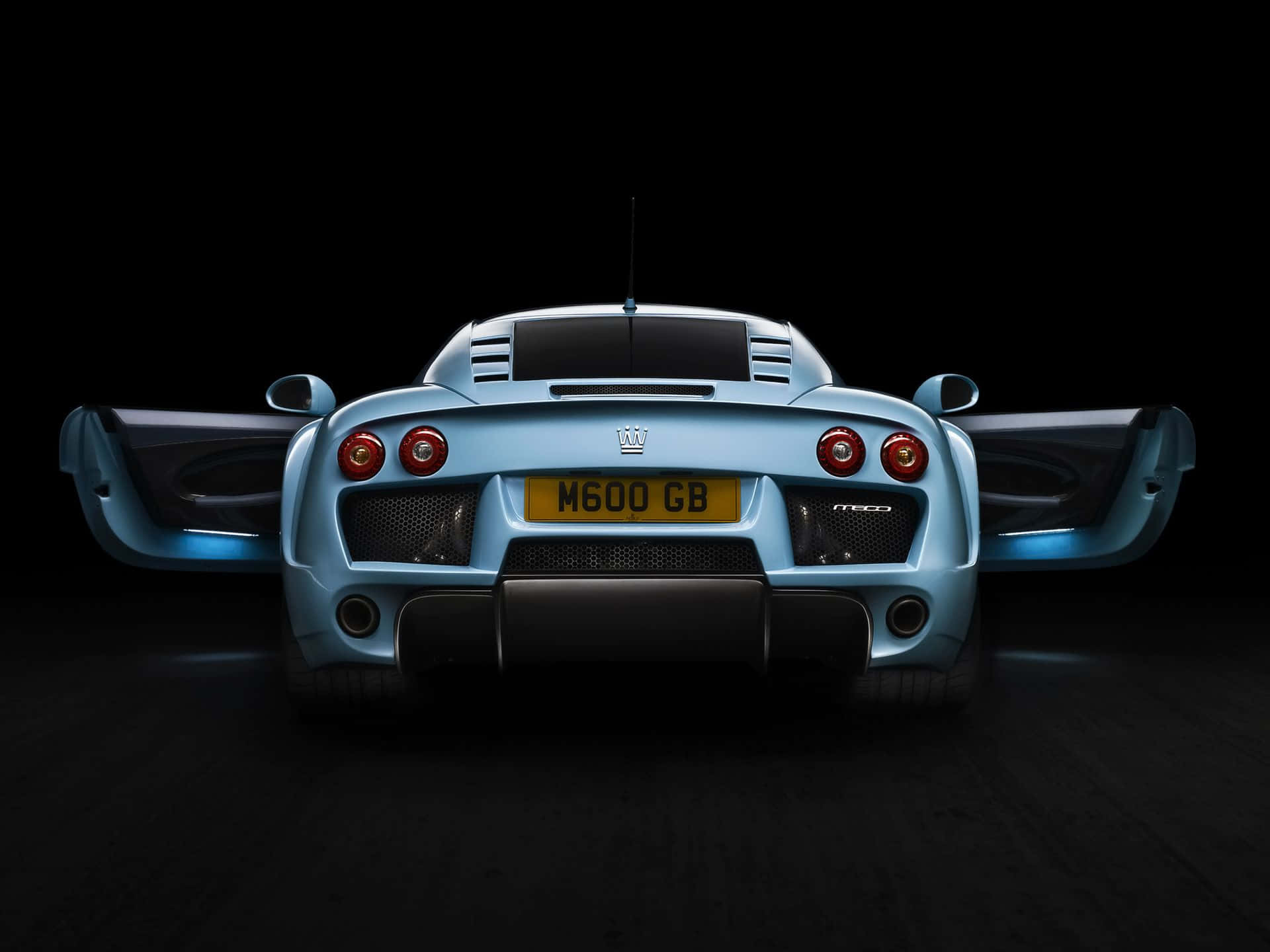 Noble M600 超級跑車後視圖 壁紙 — 淺藍色 Koenigsegg CCX 跑車，車門打開，底盤發光燈光，黑色背景。