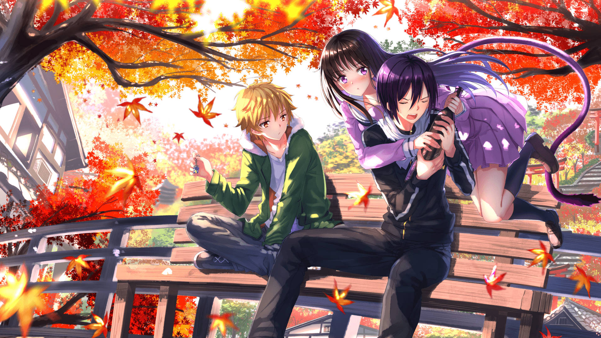 Noragami 秋日公園 壁紙 — 兩個動漫角色坐在木橋上，周圍是色彩繽紛的秋天楓樹，落葉飄飄。