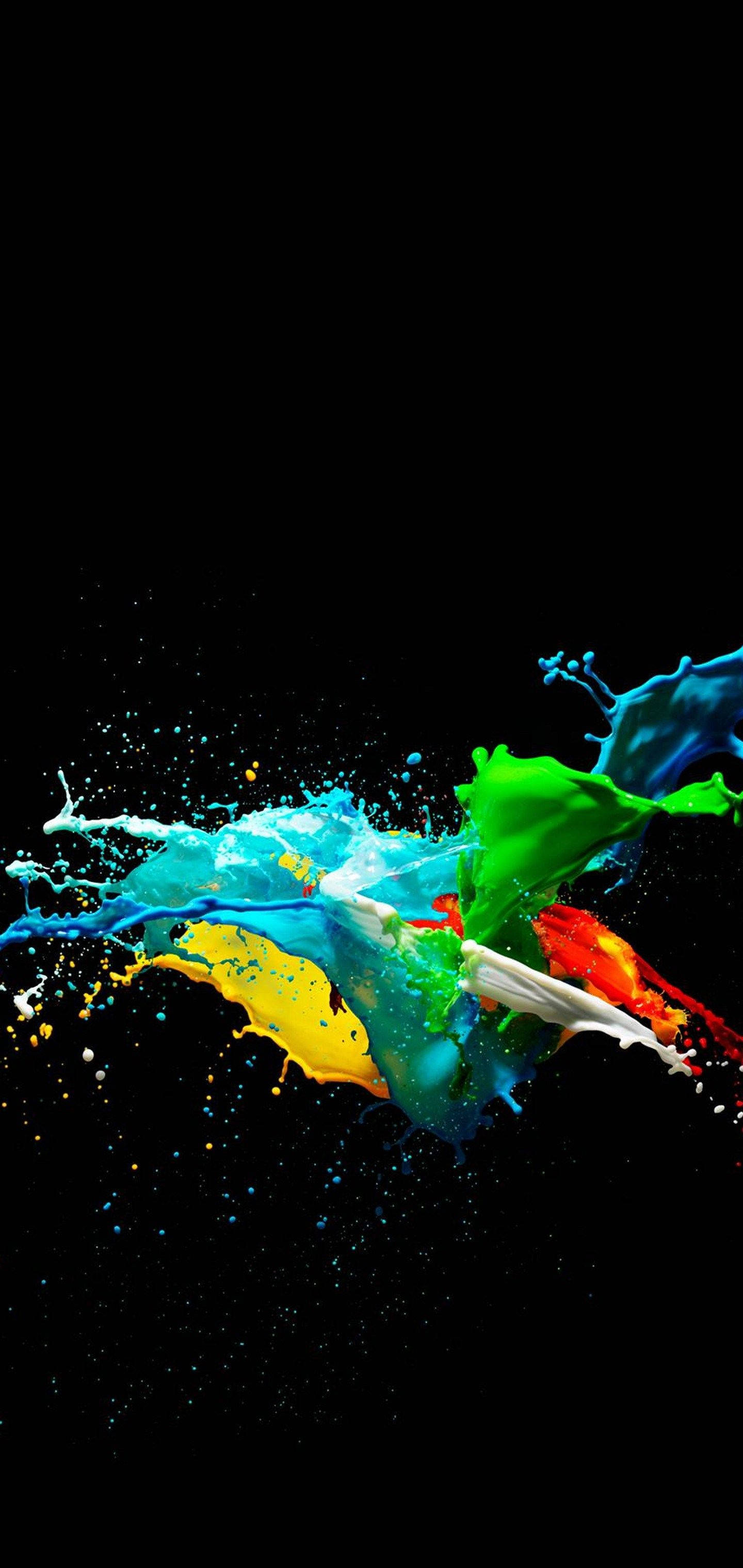 Note 10 Colored Liquid Art 壁紙 — 鮮豔的油漆飛濺在純黑色背景上爆炸出鮮明的藍色、綠色、黃色和紅色。